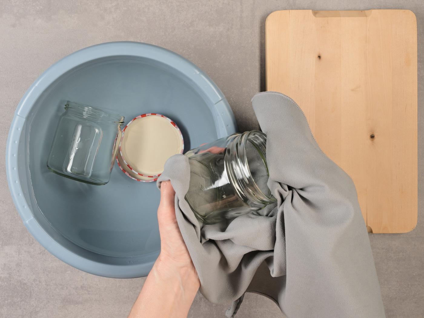Einmachglas wird nach dem Waschen sorgfältig getrocknet.