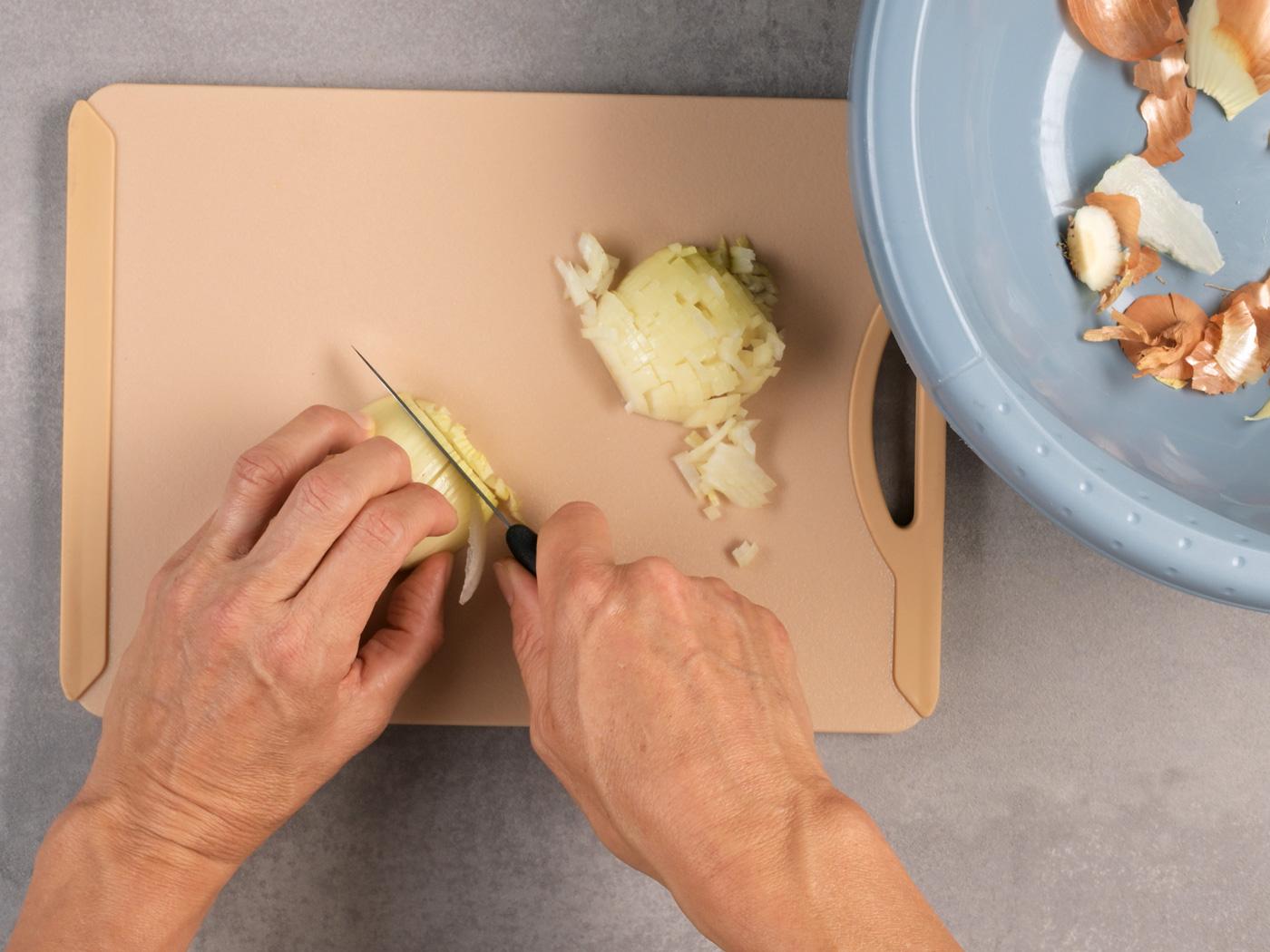 Zweite Zwiebelhälfte wird in Würfel geschnitten.