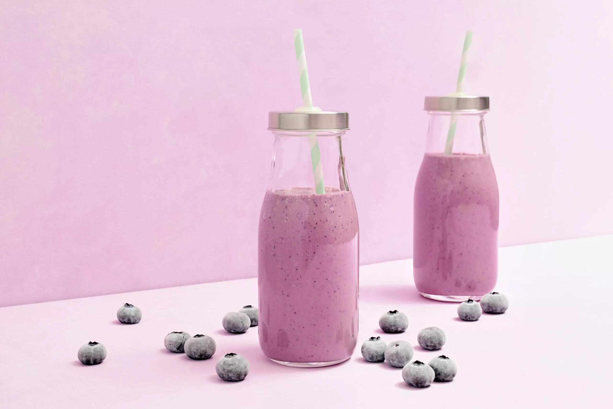 Smoothie, Schwierigkeitsgrad ${SCHWIERIGKEITSGRAD}. Das fertige Gericht schön angerichtet und fotografiert aus Vogelperspektive (Food Fotografie). Serviervorschlag, Original Tiptopf Rezept, aus dem bekanntesten Kochbuch der Schweiz
