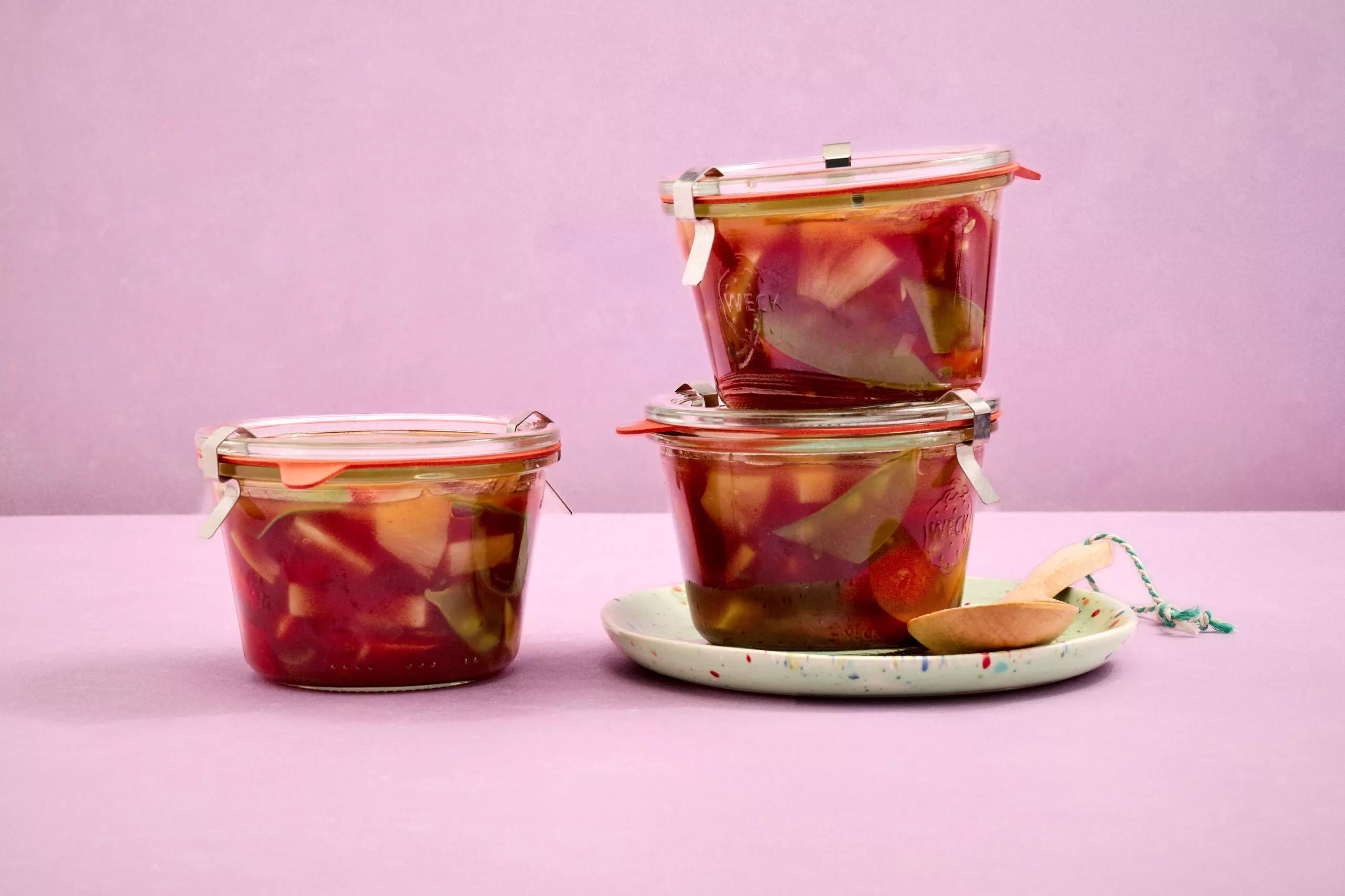 Süsssaure Sauce, Schwierigkeitsgrad ${SCHWIERIGKEITSGRAD}. Das fertige Gericht schön angerichtet und fotografiert aus Vogelperspektive (Food Fotografie). Serviervorschlag, Original Tiptopf Rezept, aus dem bekanntesten Kochbuch der Schweiz