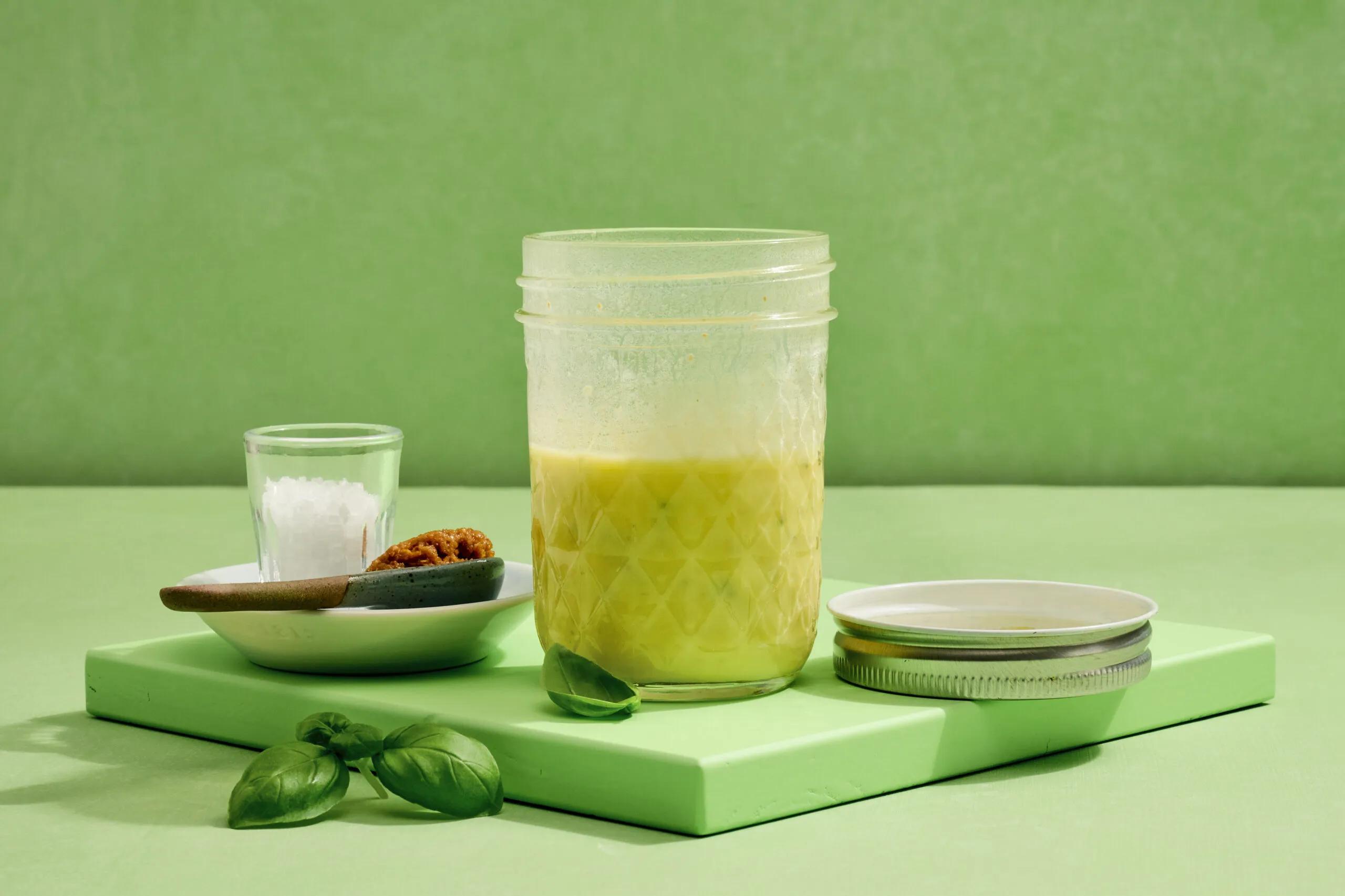 Salatsauce im Glas, Schwierigkeitsgrad ${SCHWIERIGKEITSGRAD}. Das fertige Gericht schön angerichtet und fotografiert aus Vogelperspektive (Food Fotografie). Serviervorschlag, Original Tiptopf Rezept, aus dem bekanntesten Kochbuch der Schweiz