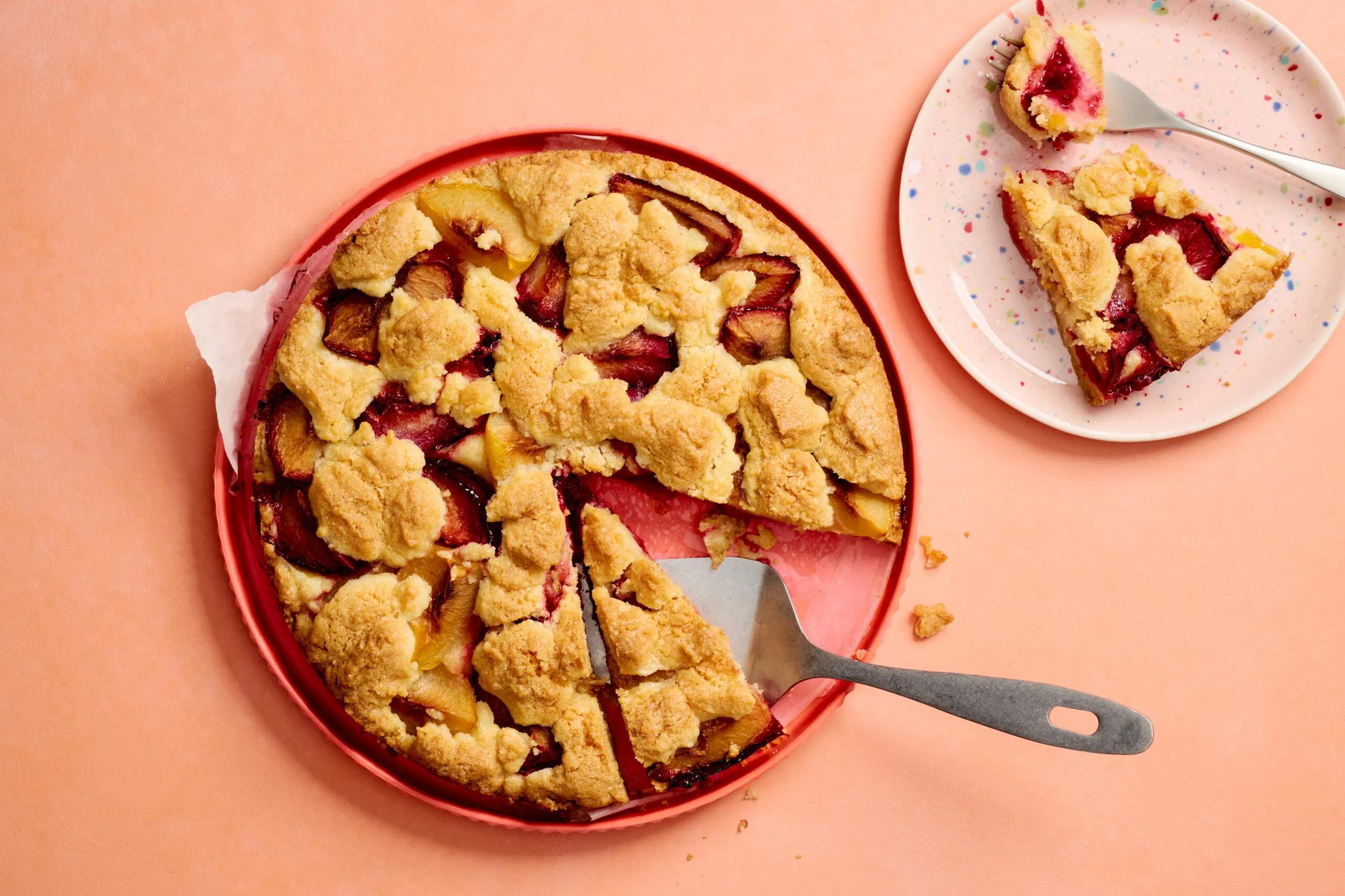 Krümelkuchen, Schwierigkeitsgrad ${SCHWIERIGKEITSGRAD}. Das fertige Gericht schön angerichtet und fotografiert aus Vogelperspektive (Food Fotografie). Serviervorschlag, Original Tiptopf Rezept, aus dem bekanntesten Kochbuch der Schweiz