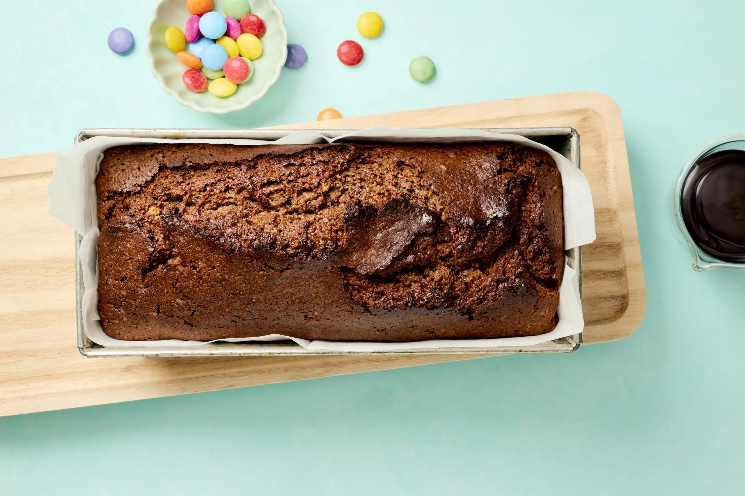 Schokoladencake, Schwierigkeitsgrad ${SCHWIERIGKEITSGRAD}. Das fertige Gericht schön angerichtet und fotografiert aus Vogelperspektive (Food Fotografie). Serviervorschlag, Original Tiptopf Rezept, aus dem bekanntesten Kochbuch der Schweiz