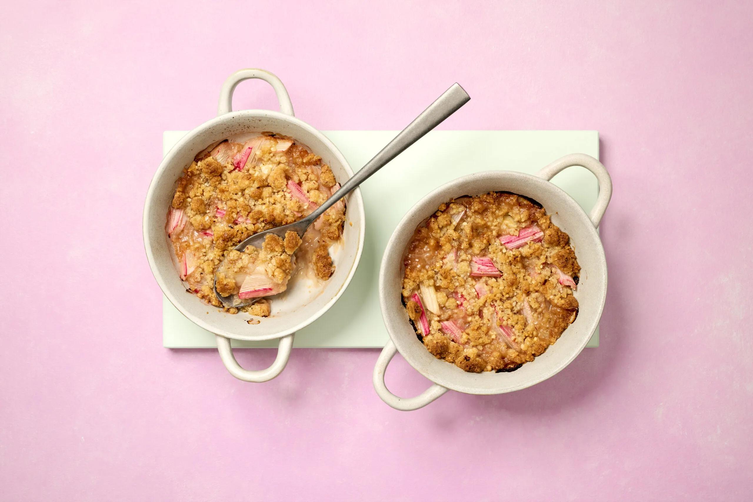 Rhabarber mit Streuseln, Schwierigkeitsgrad ${SCHWIERIGKEITSGRAD}. Das fertige Gericht schön angerichtet und fotografiert aus Vogelperspektive (Food Fotografie). Serviervorschlag, Original Tiptopf Rezept, aus dem bekanntesten Kochbuch der Schweiz