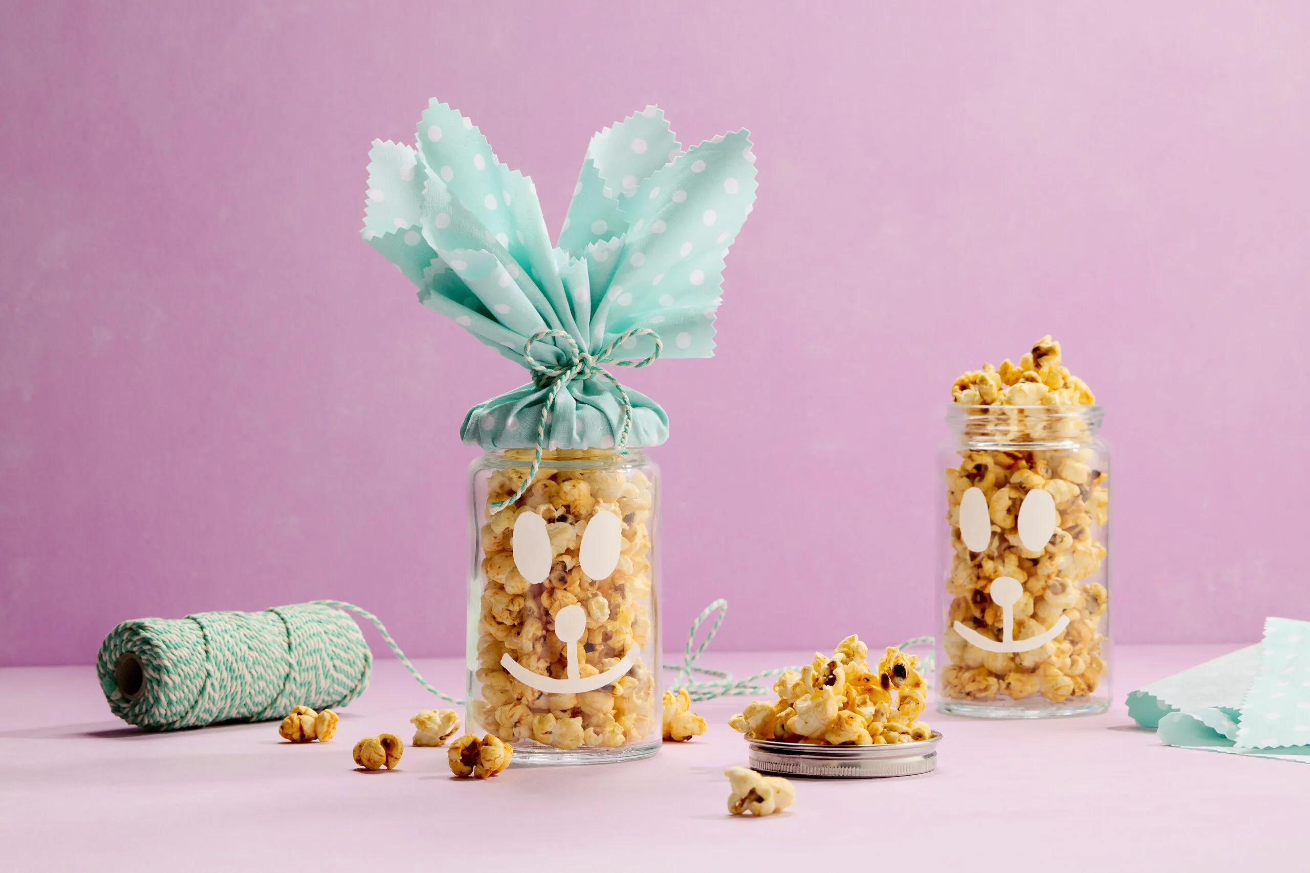 Popcorn-Hasen, Schwierigkeitsgrad ${SCHWIERIGKEITSGRAD}. Das fertige Gericht schön angerichtet und fotografiert aus Vogelperspektive (Food Fotografie). Serviervorschlag, Original Tiptopf Rezept, aus dem bekanntesten Kochbuch der Schweiz