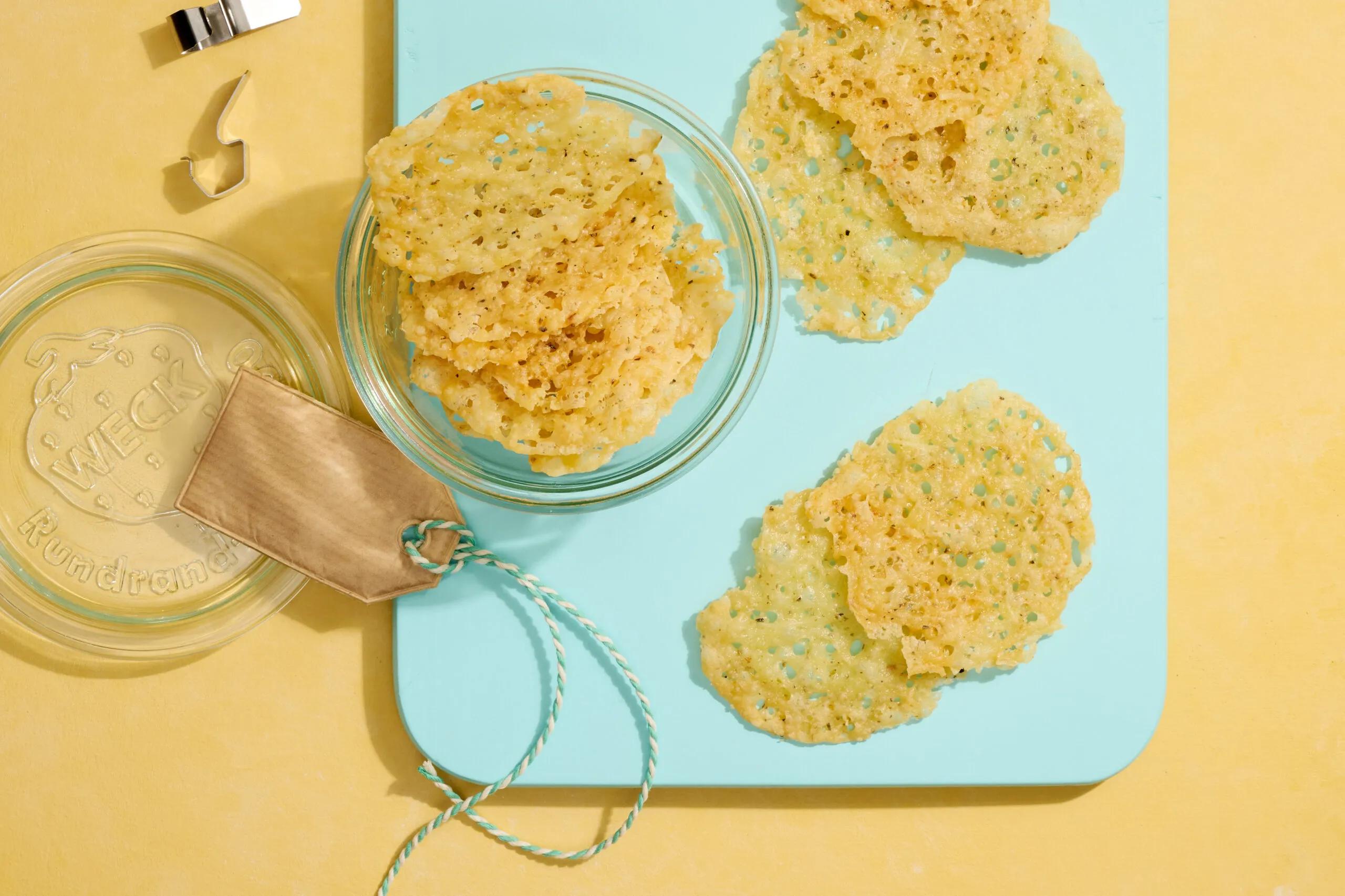 Käsecracker, Schwierigkeitsgrad ${SCHWIERIGKEITSGRAD}. Das fertige Gericht schön angerichtet und fotografiert aus Vogelperspektive (Food Fotografie). Serviervorschlag, Original Tiptopf Rezept, aus dem bekanntesten Kochbuch der Schweiz