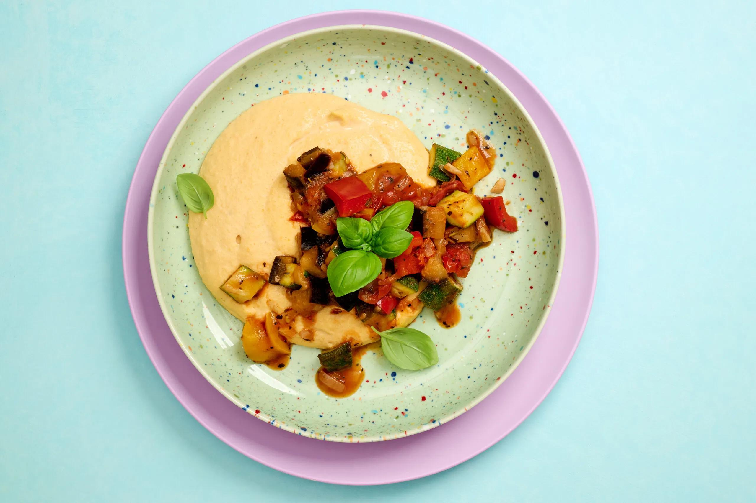 Linsenstock mit Ratatouille, Schwierigkeitsgrad ${SCHWIERIGKEITSGRAD}. Das fertige Gericht schön angerichtet und fotografiert aus Vogelperspektive (Food Fotografie). Serviervorschlag, Original Tiptopf Rezept, aus dem bekanntesten Kochbuch der Schweiz