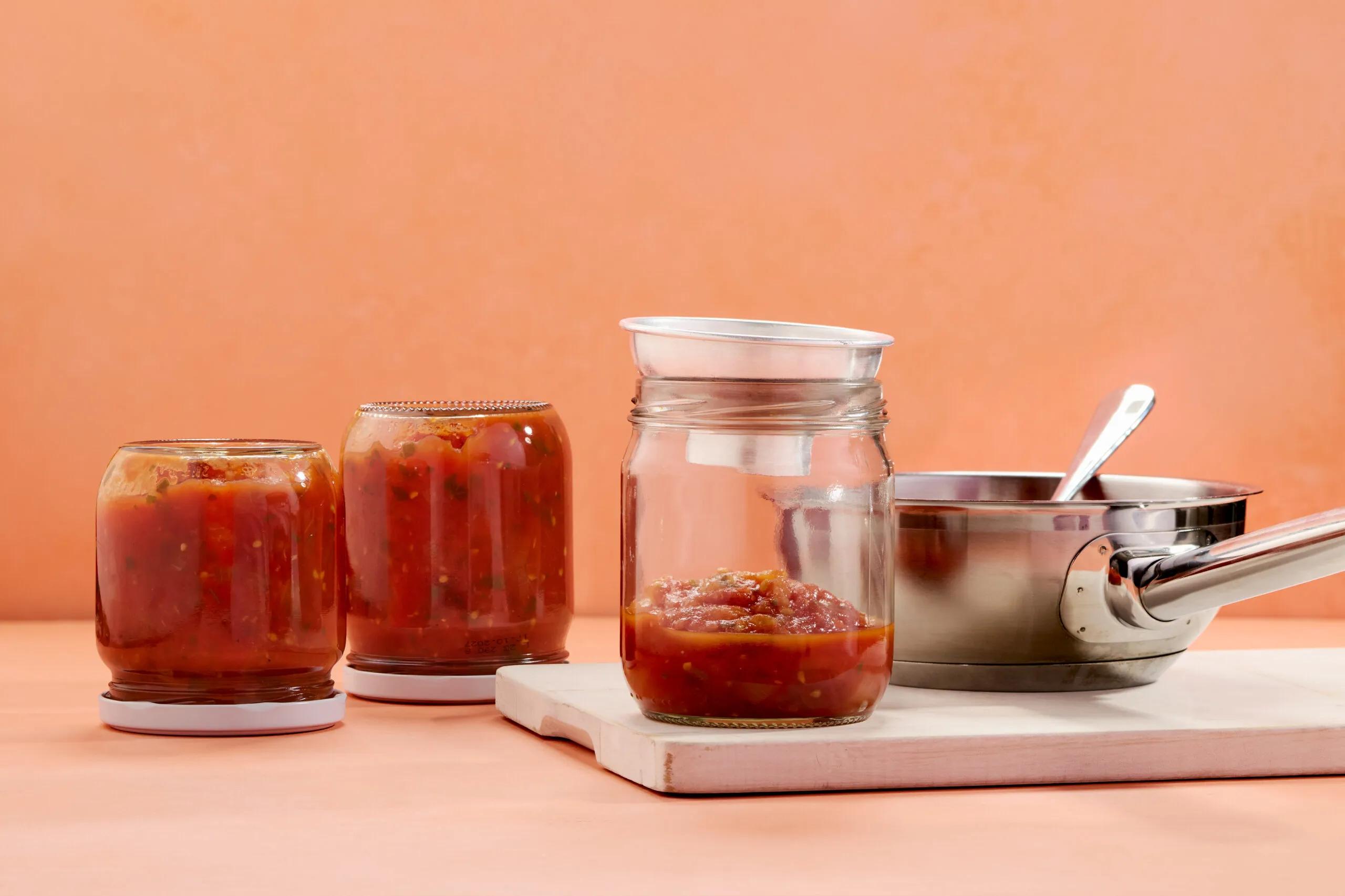 Tomaten einmachen, Schwierigkeitsgrad ${SCHWIERIGKEITSGRAD}. Das fertige Gericht schön angerichtet und fotografiert aus Vogelperspektive (Food Fotografie). Serviervorschlag, Original Tiptopf Rezept, aus dem bekanntesten Kochbuch der Schweiz