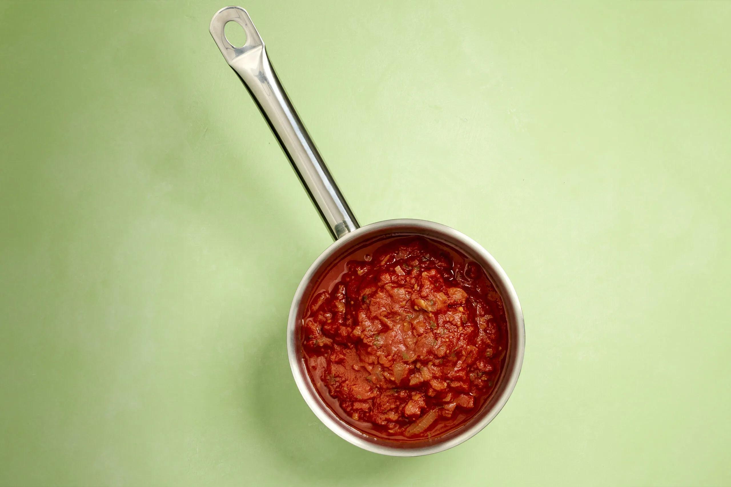Tomatensauce, Schwierigkeitsgrad ${SCHWIERIGKEITSGRAD}. Das fertige Gericht schön angerichtet und fotografiert aus Vogelperspektive (Food Fotografie). Serviervorschlag, Original Tiptopf Rezept, aus dem bekanntesten Kochbuch der Schweiz
