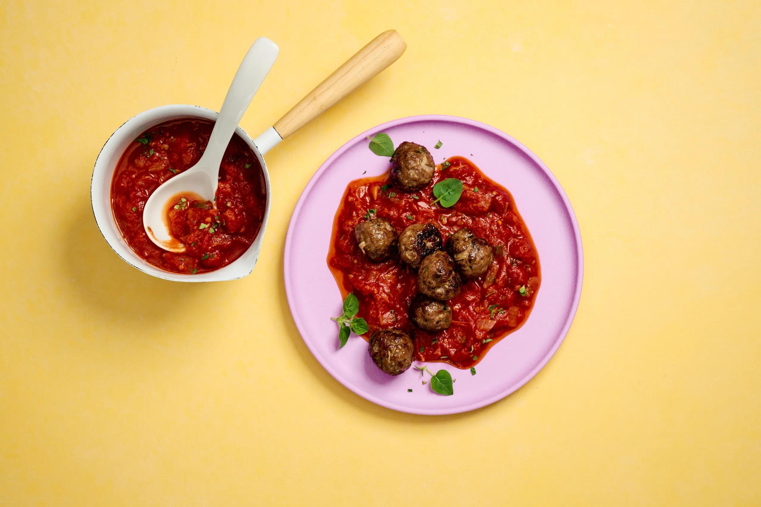 Hackbällchen mit Tomatensauce, Schwierigkeitsgrad ${SCHWIERIGKEITSGRAD}. Das fertige Gericht schön angerichtet und fotografiert aus Vogelperspektive (Food Fotografie). Serviervorschlag, Original Tiptopf Rezept, aus dem bekanntesten Kochbuch der Schweiz