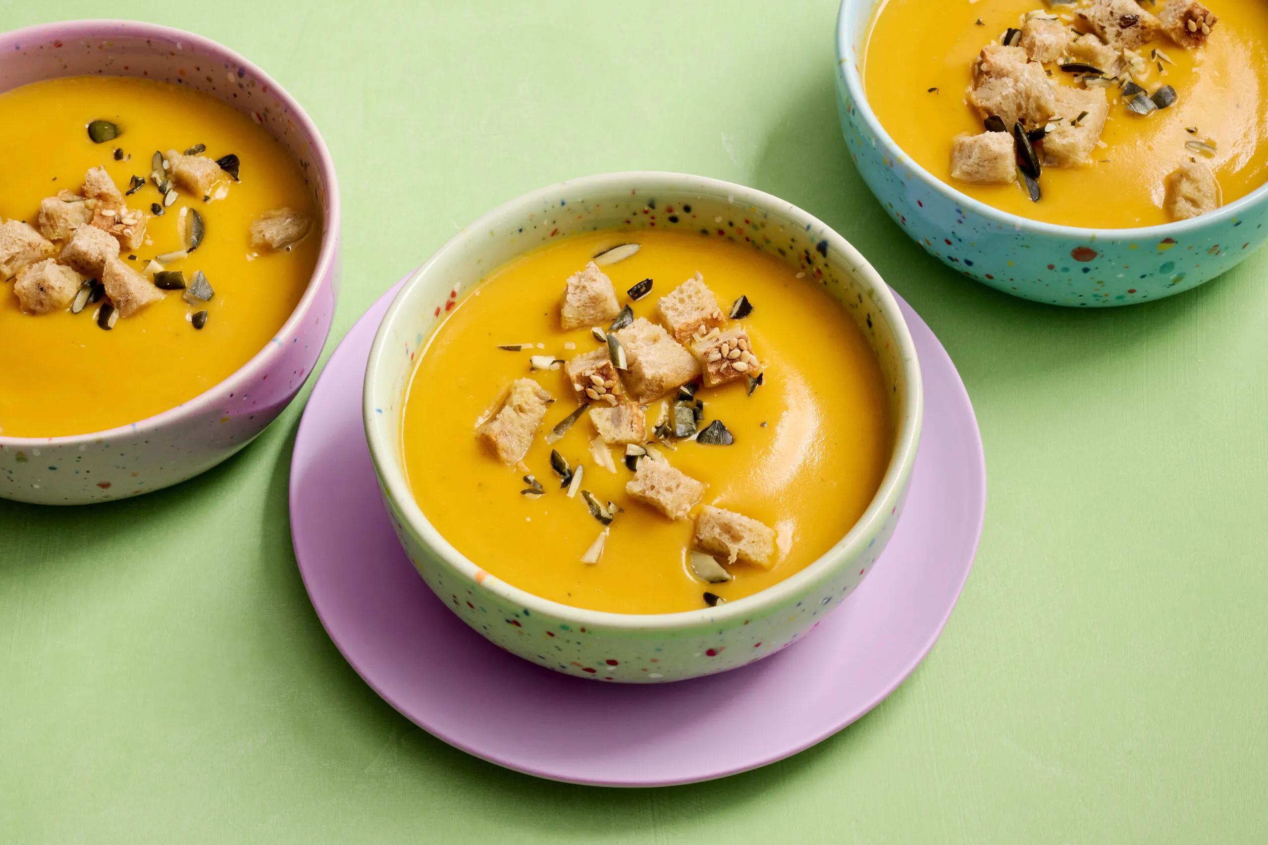 Kürbissuppe, Schwierigkeitsgrad ${SCHWIERIGKEITSGRAD}. Das fertige Gericht schön angerichtet und fotografiert aus Vogelperspektive (Food Fotografie). Serviervorschlag, Original Tiptopf Rezept, aus dem bekanntesten Kochbuch der Schweiz