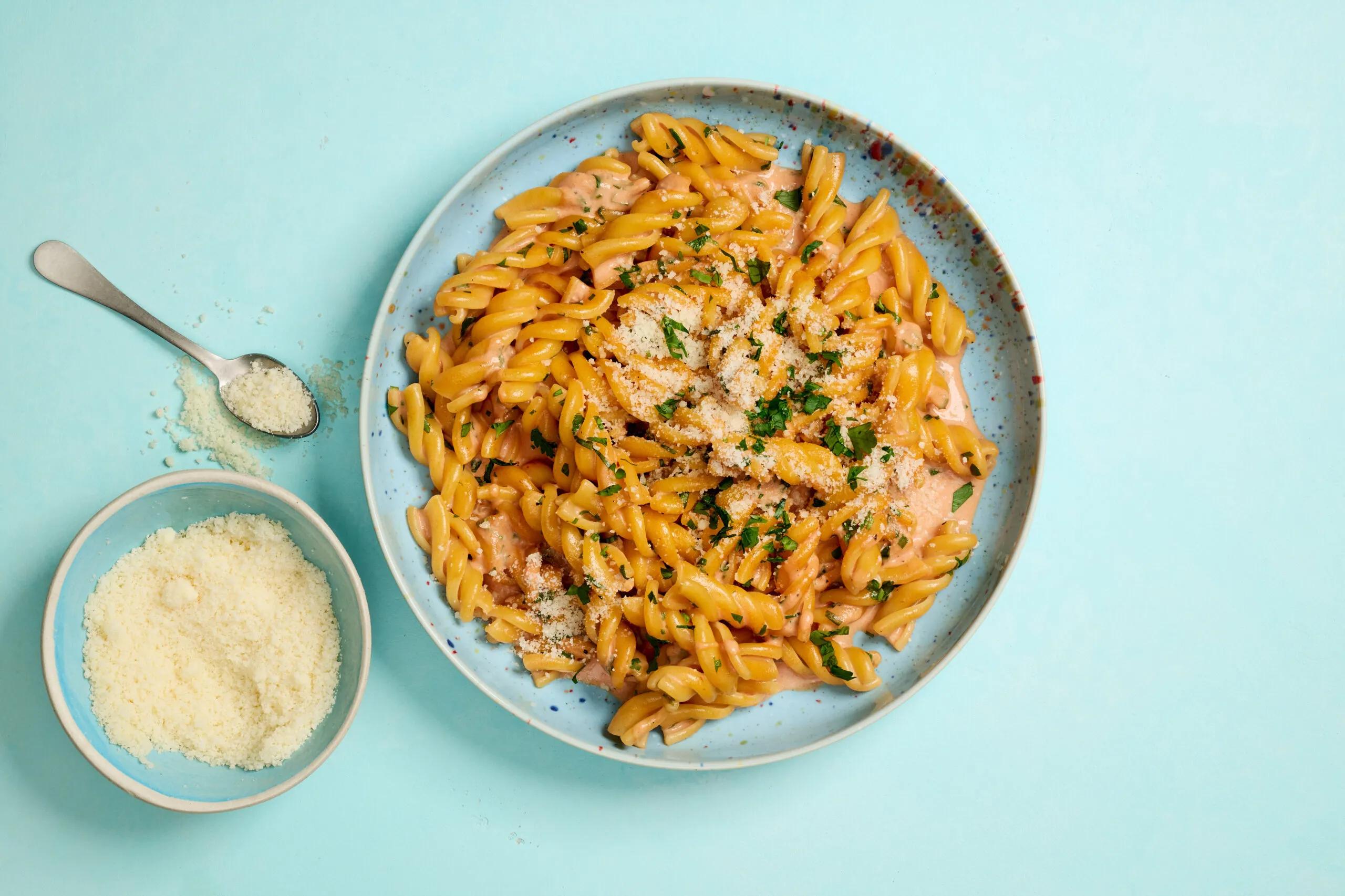 Pasta Cinque Pi, Schwierigkeitsgrad ${SCHWIERIGKEITSGRAD}. Das fertige Gericht schön angerichtet und fotografiert aus Vogelperspektive (Food Fotografie). Serviervorschlag, Original Tiptopf Rezept, aus dem bekanntesten Kochbuch der Schweiz