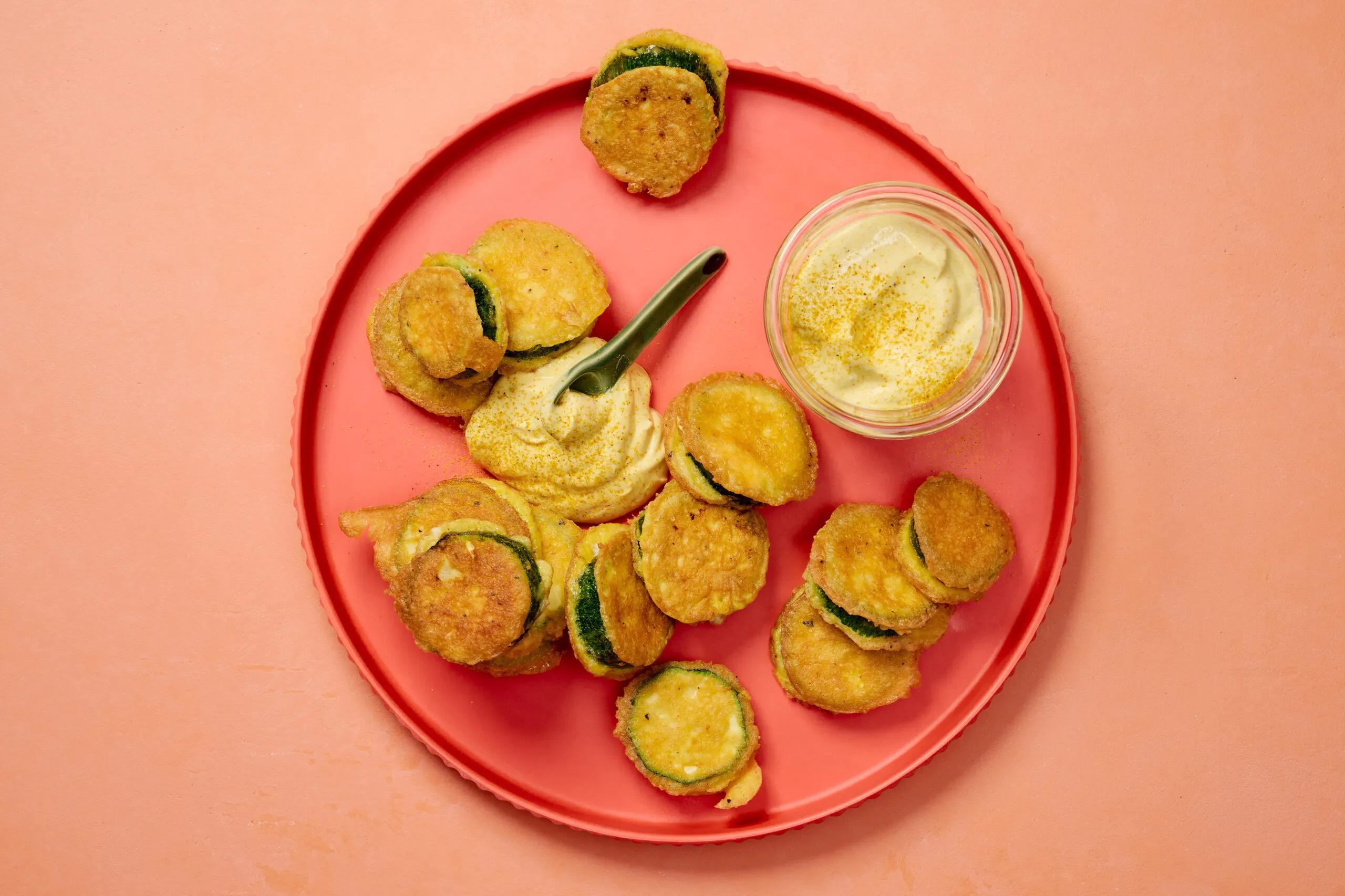 Zucchettipiccata, Schwierigkeitsgrad ${SCHWIERIGKEITSGRAD}. Das fertige Gericht schön angerichtet und fotografiert aus Vogelperspektive (Food Fotografie). Serviervorschlag, Original Tiptopf Rezept, aus dem bekanntesten Kochbuch der Schweiz