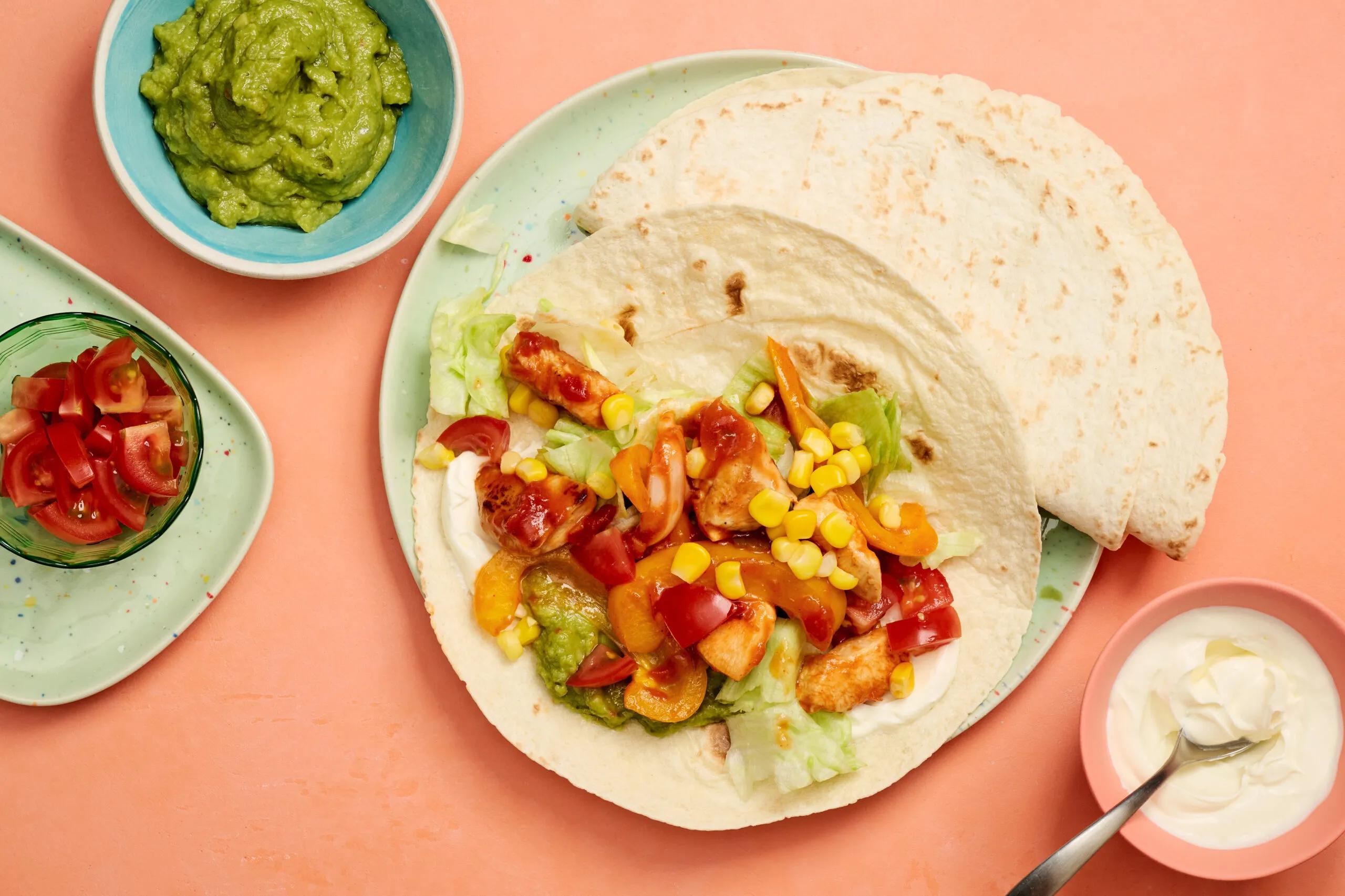 Fajitas, Schwierigkeitsgrad ${SCHWIERIGKEITSGRAD}. Das fertige Gericht schön angerichtet und fotografiert aus Vogelperspektive (Food Fotografie). Serviervorschlag, Original Tiptopf Rezept, aus dem bekanntesten Kochbuch der Schweiz