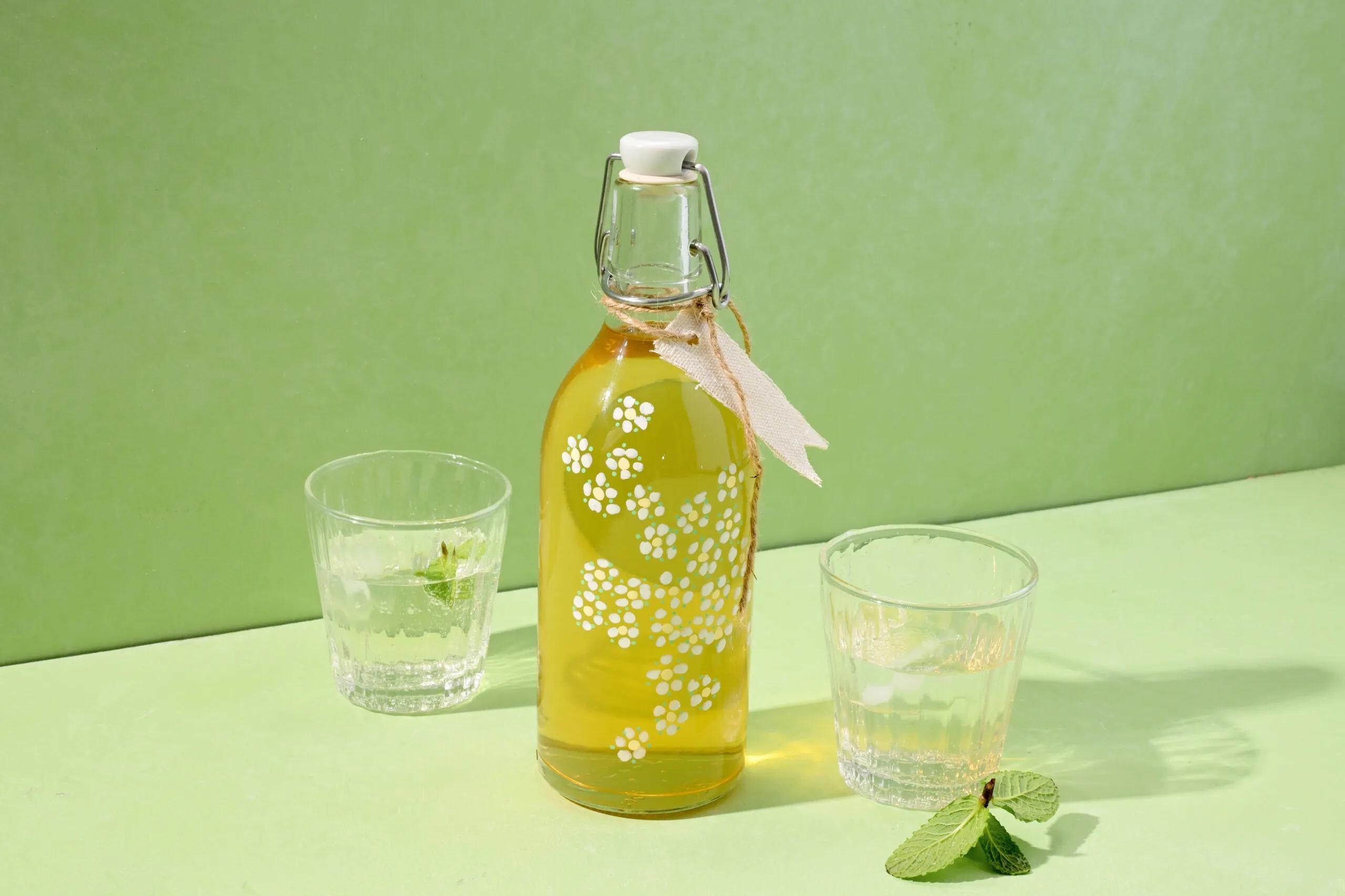 Holunderblütensirup, Schwierigkeitsgrad ${SCHWIERIGKEITSGRAD}. Das fertige Gericht schön angerichtet und fotografiert aus Vogelperspektive (Food Fotografie). Serviervorschlag, Original Tiptopf Rezept, aus dem bekanntesten Kochbuch der Schweiz
