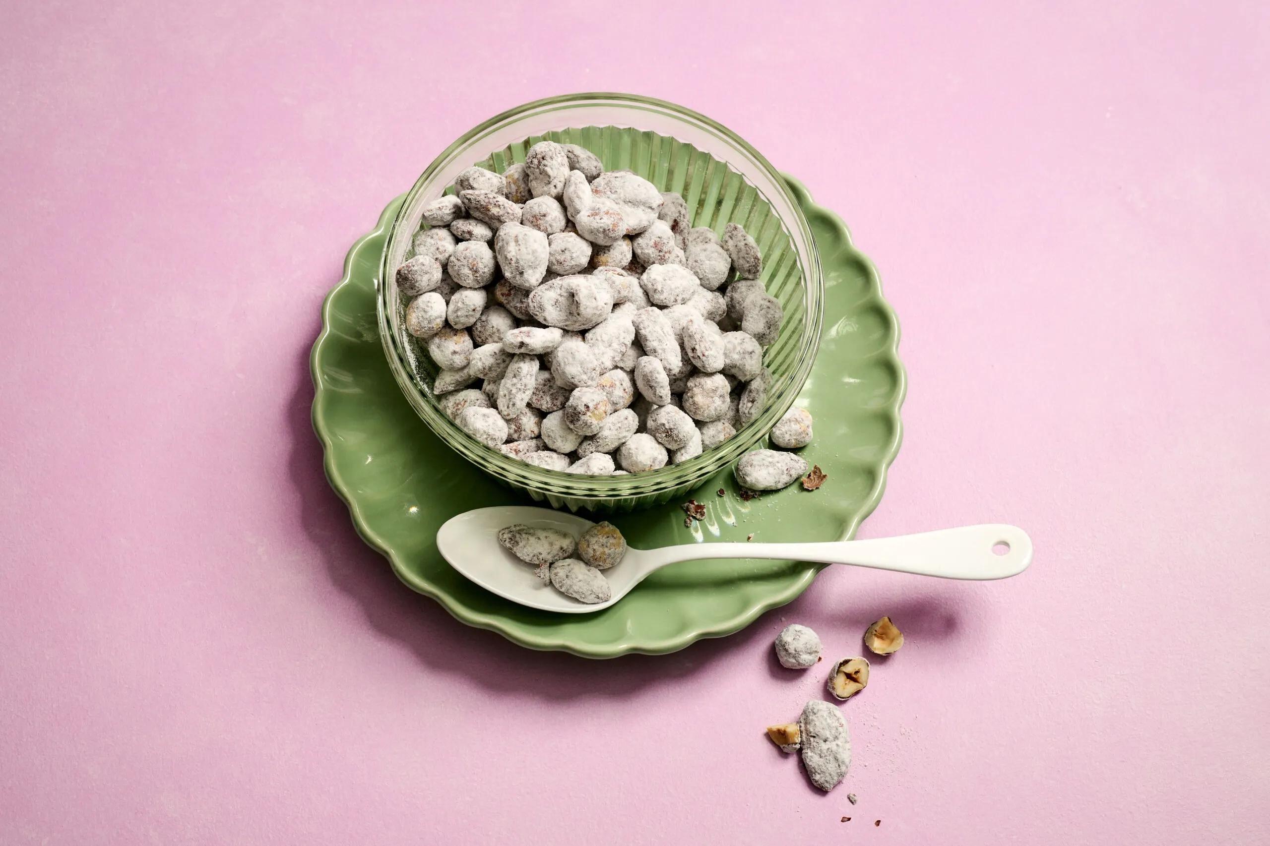 Schokoladennüsse, Schwierigkeitsgrad ${SCHWIERIGKEITSGRAD}. Das fertige Gericht schön angerichtet und fotografiert aus Vogelperspektive (Food Fotografie). Serviervorschlag, Original Tiptopf Rezept, aus dem bekanntesten Kochbuch der Schweiz