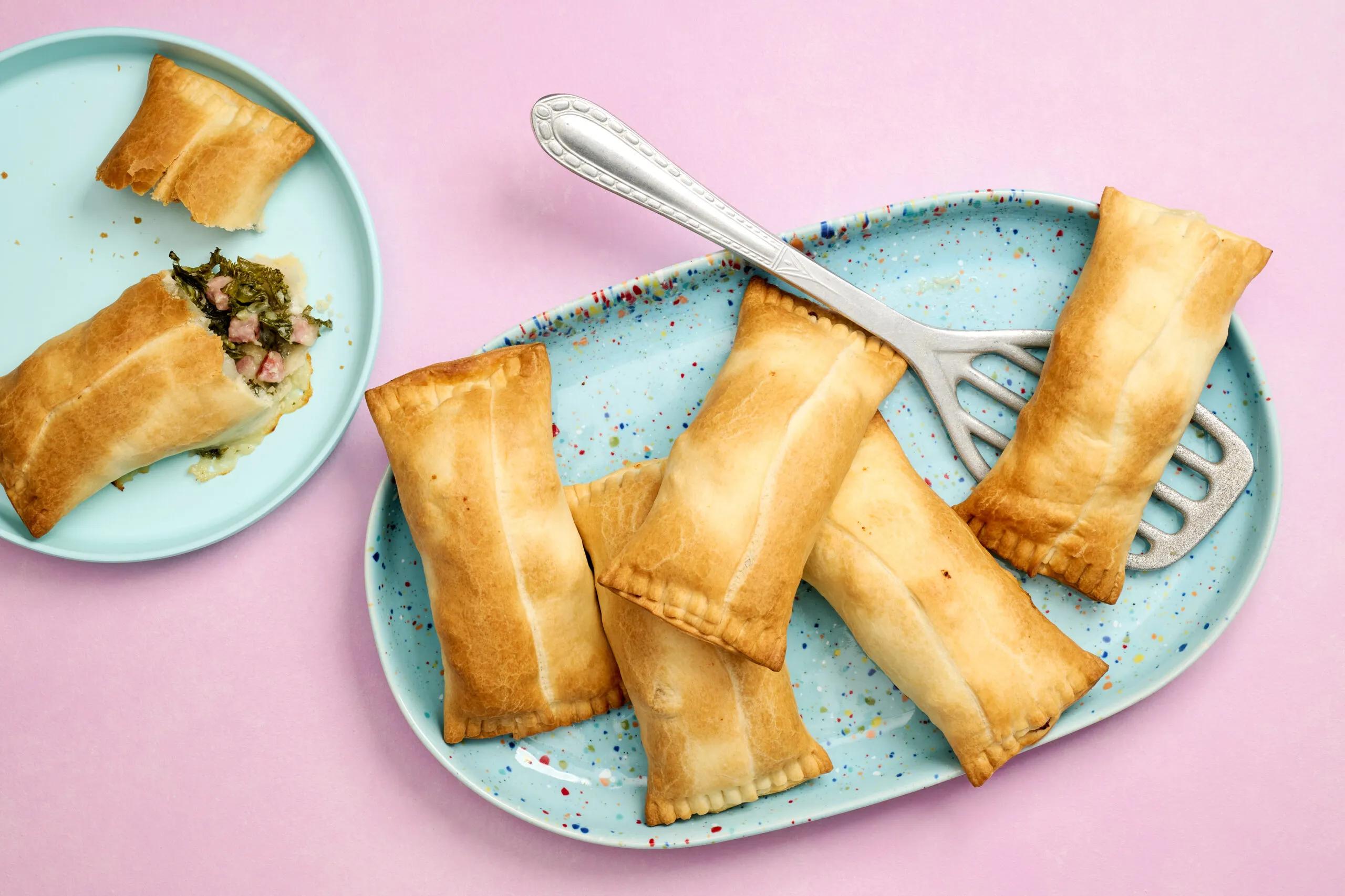 Federkohlpäckli, Schwierigkeitsgrad ${SCHWIERIGKEITSGRAD}. Das fertige Gericht schön angerichtet und fotografiert aus Vogelperspektive (Food Fotografie). Serviervorschlag, Original Tiptopf Rezept, aus dem bekanntesten Kochbuch der Schweiz