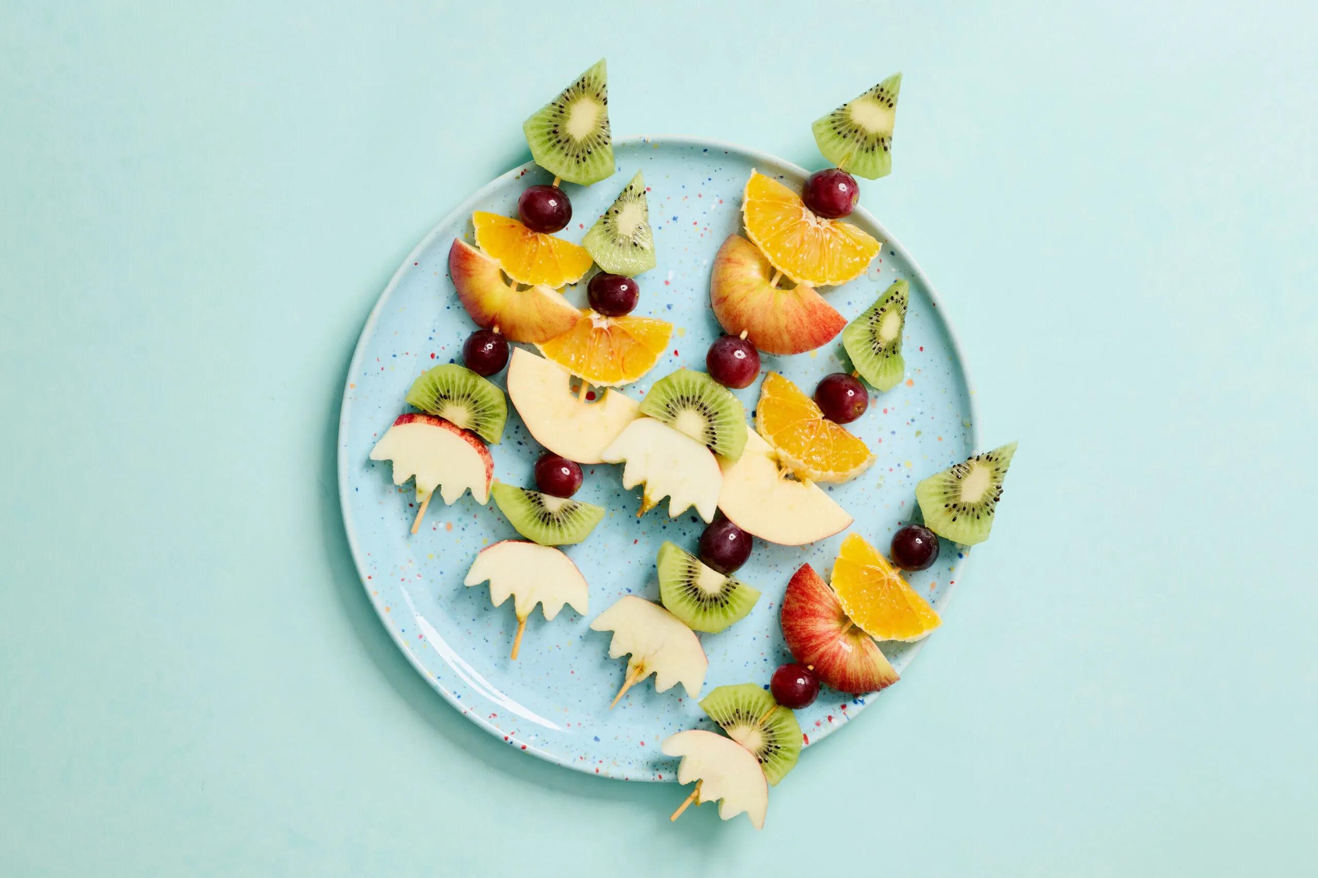 Fruchtraketen, Schwierigkeitsgrad ${SCHWIERIGKEITSGRAD}. Das fertige Gericht schön angerichtet und fotografiert aus Vogelperspektive (Food Fotografie). Serviervorschlag, Original Tiptopf Rezept, aus dem bekanntesten Kochbuch der Schweiz