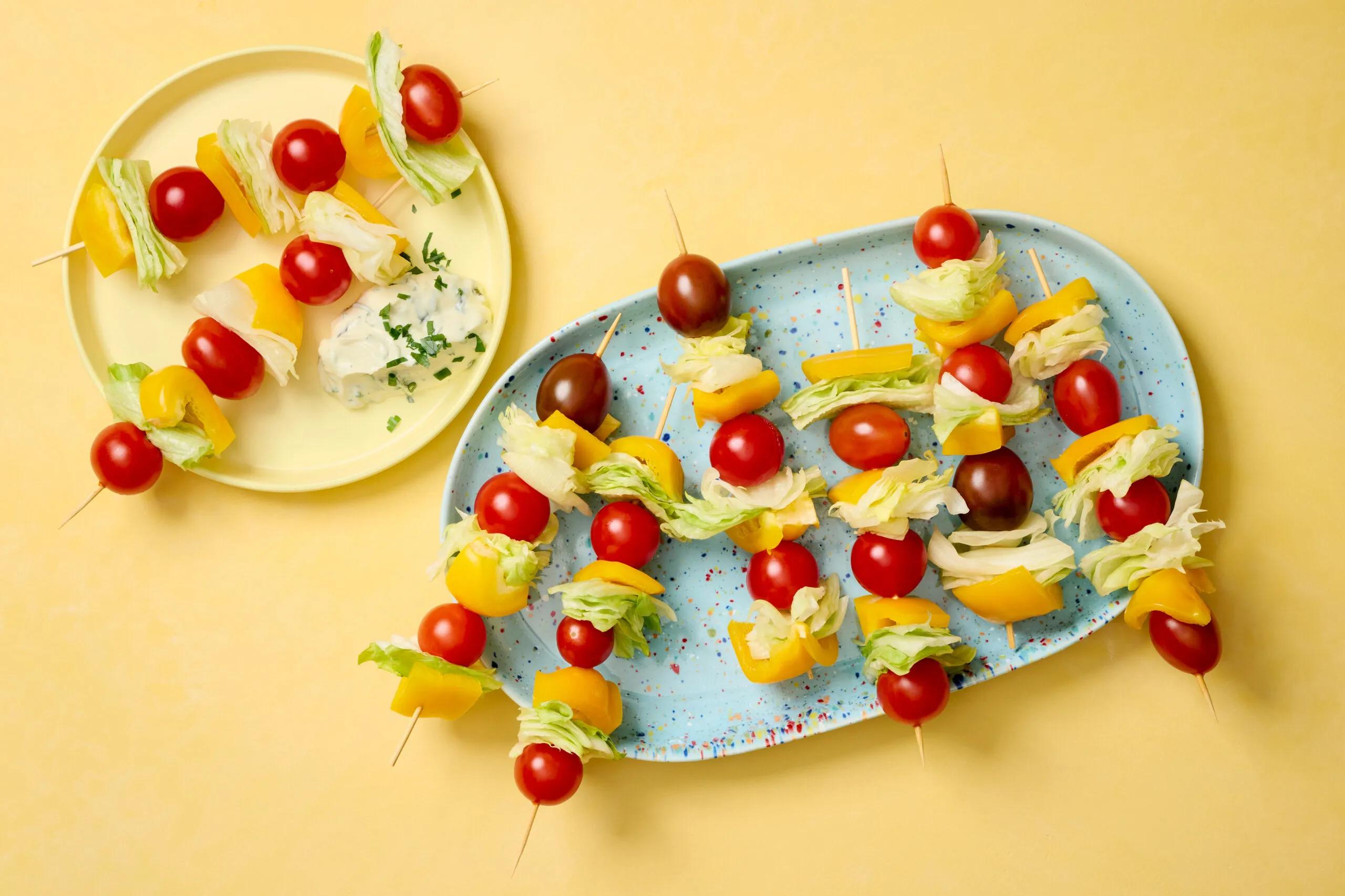 Salatspiesschen, Schwierigkeitsgrad ${SCHWIERIGKEITSGRAD}. Das fertige Gericht schön angerichtet und fotografiert aus Vogelperspektive (Food Fotografie). Serviervorschlag, Original Tiptopf Rezept, aus dem bekanntesten Kochbuch der Schweiz
