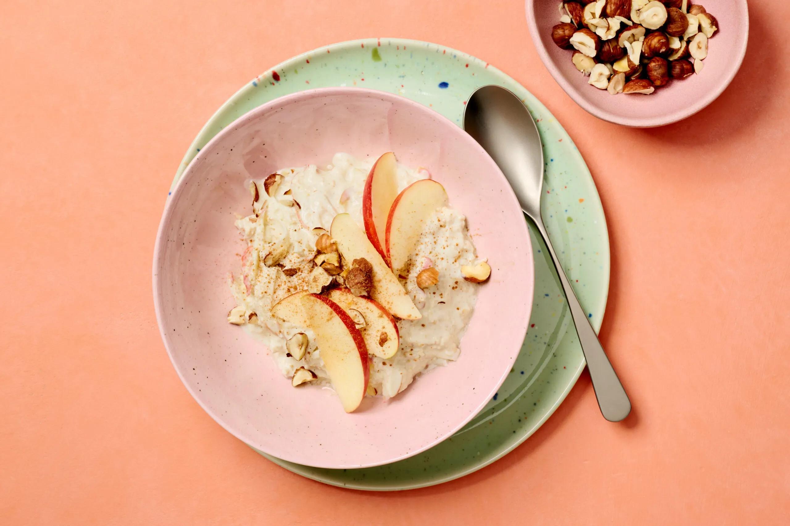 Birchermüesli, Schwierigkeitsgrad ${SCHWIERIGKEITSGRAD}. Das fertige Gericht schön angerichtet und fotografiert aus Vogelperspektive (Food Fotografie). Serviervorschlag, Original Tiptopf Rezept, aus dem bekanntesten Kochbuch der Schweiz