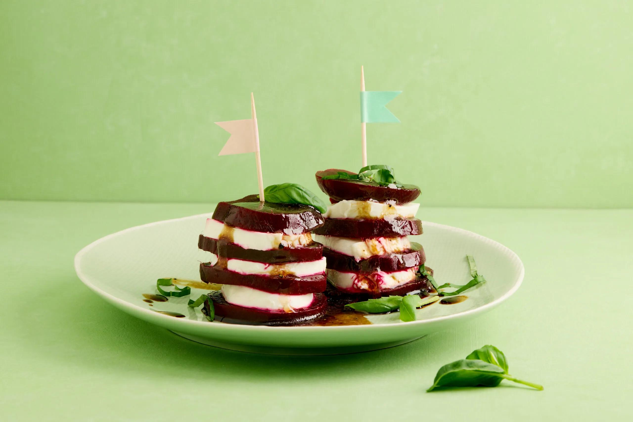 Randentürmchen, Schwierigkeitsgrad ${SCHWIERIGKEITSGRAD}. Das fertige Gericht schön angerichtet und fotografiert aus Vogelperspektive (Food Fotografie). Serviervorschlag, Original Tiptopf Rezept, aus dem bekanntesten Kochbuch der Schweiz