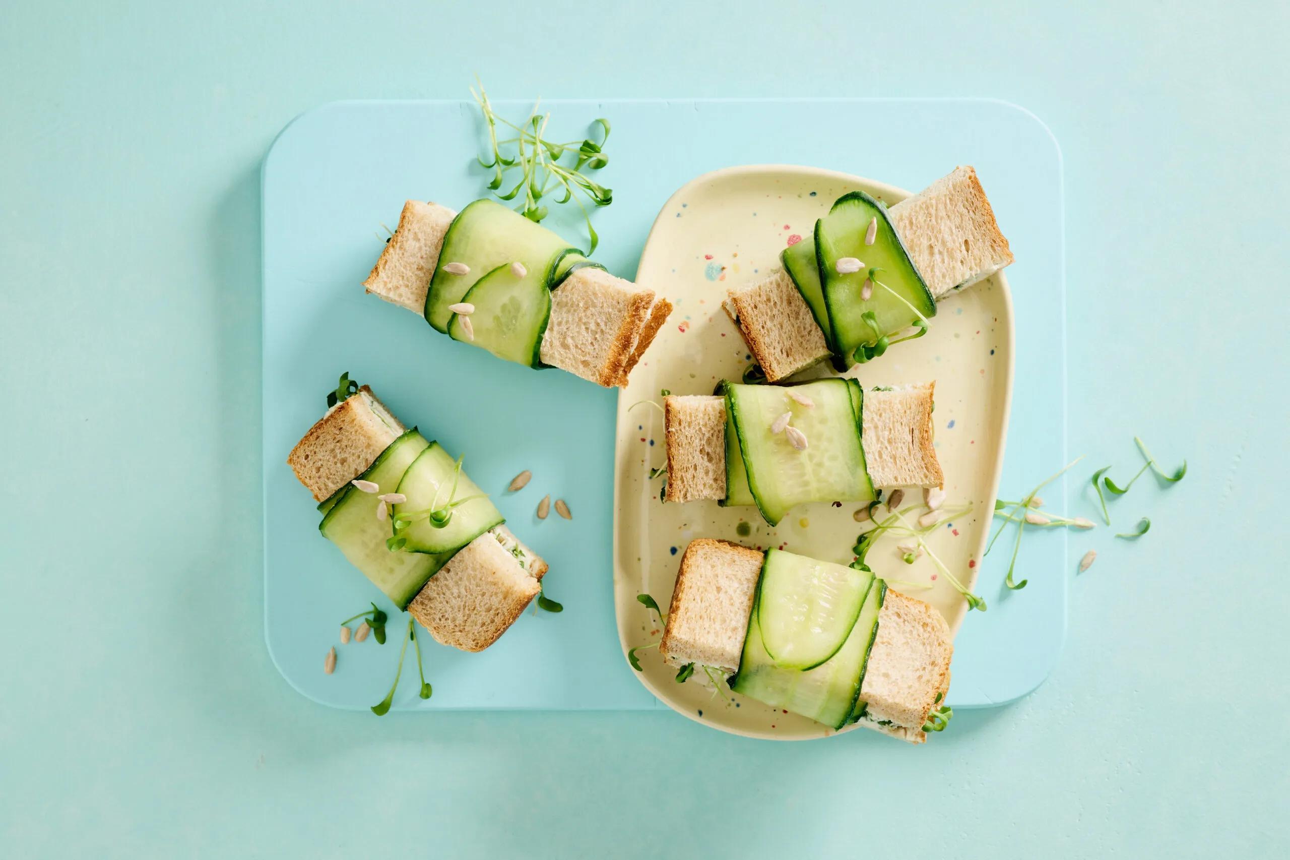 Brotsticks, Schwierigkeitsgrad ${SCHWIERIGKEITSGRAD}. Das fertige Gericht schön angerichtet und fotografiert aus Vogelperspektive (Food Fotografie). Serviervorschlag, Original Tiptopf Rezept, aus dem bekanntesten Kochbuch der Schweiz