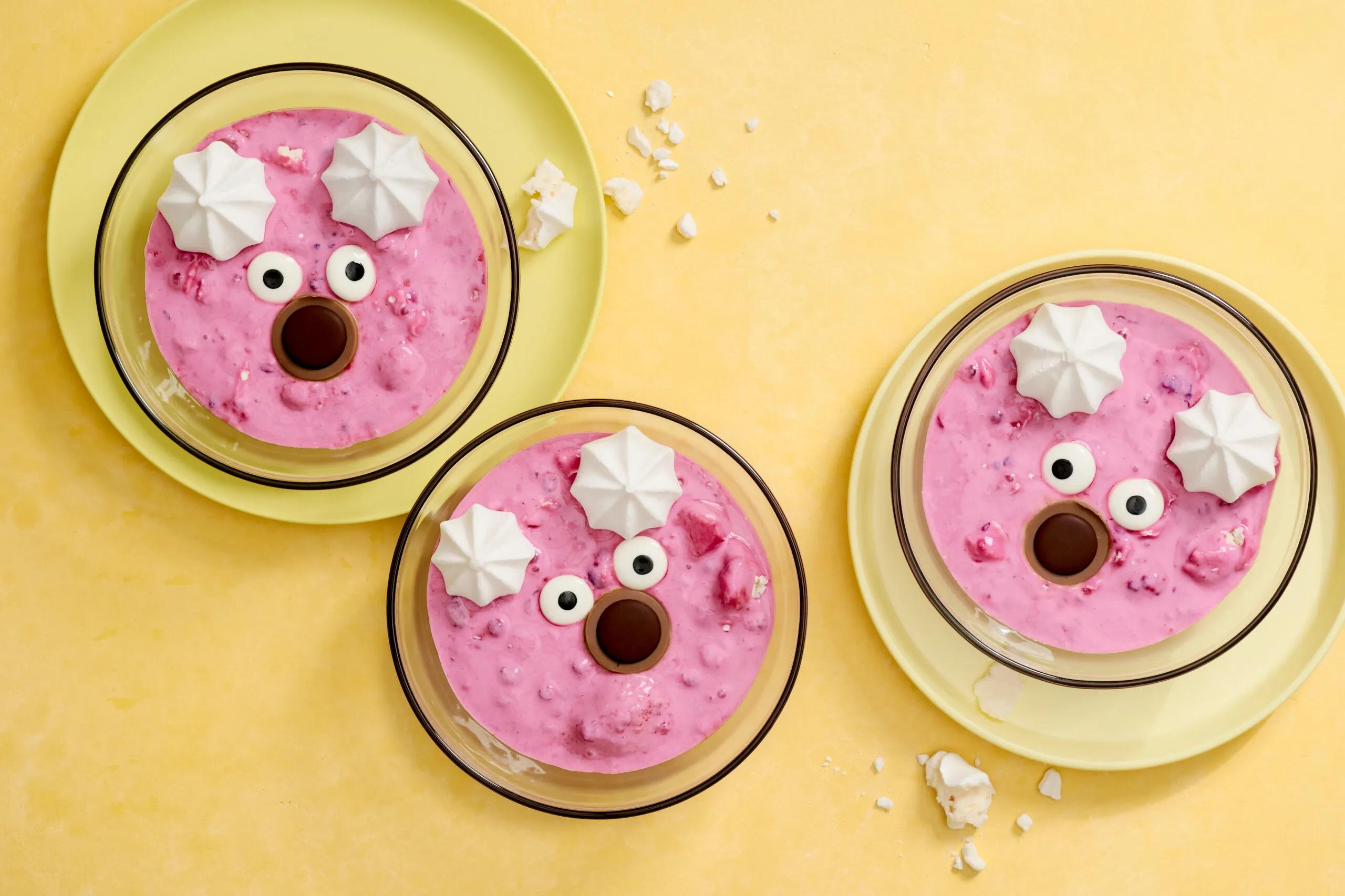 Bärige Beerencreme, Schwierigkeitsgrad ${SCHWIERIGKEITSGRAD}. Das fertige Gericht schön angerichtet und fotografiert aus Vogelperspektive (Food Fotografie). Serviervorschlag, Original Tiptopf Rezept, aus dem bekanntesten Kochbuch der Schweiz