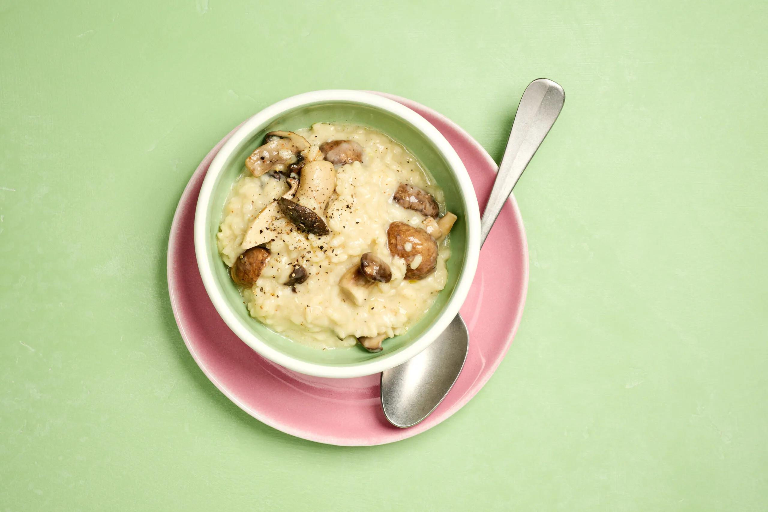 Pilzrisotto, Schwierigkeitsgrad ${SCHWIERIGKEITSGRAD}. Das fertige Gericht schön angerichtet und fotografiert aus Vogelperspektive (Food Fotografie). Serviervorschlag, Original Tiptopf Rezept, aus dem bekanntesten Kochbuch der Schweiz
