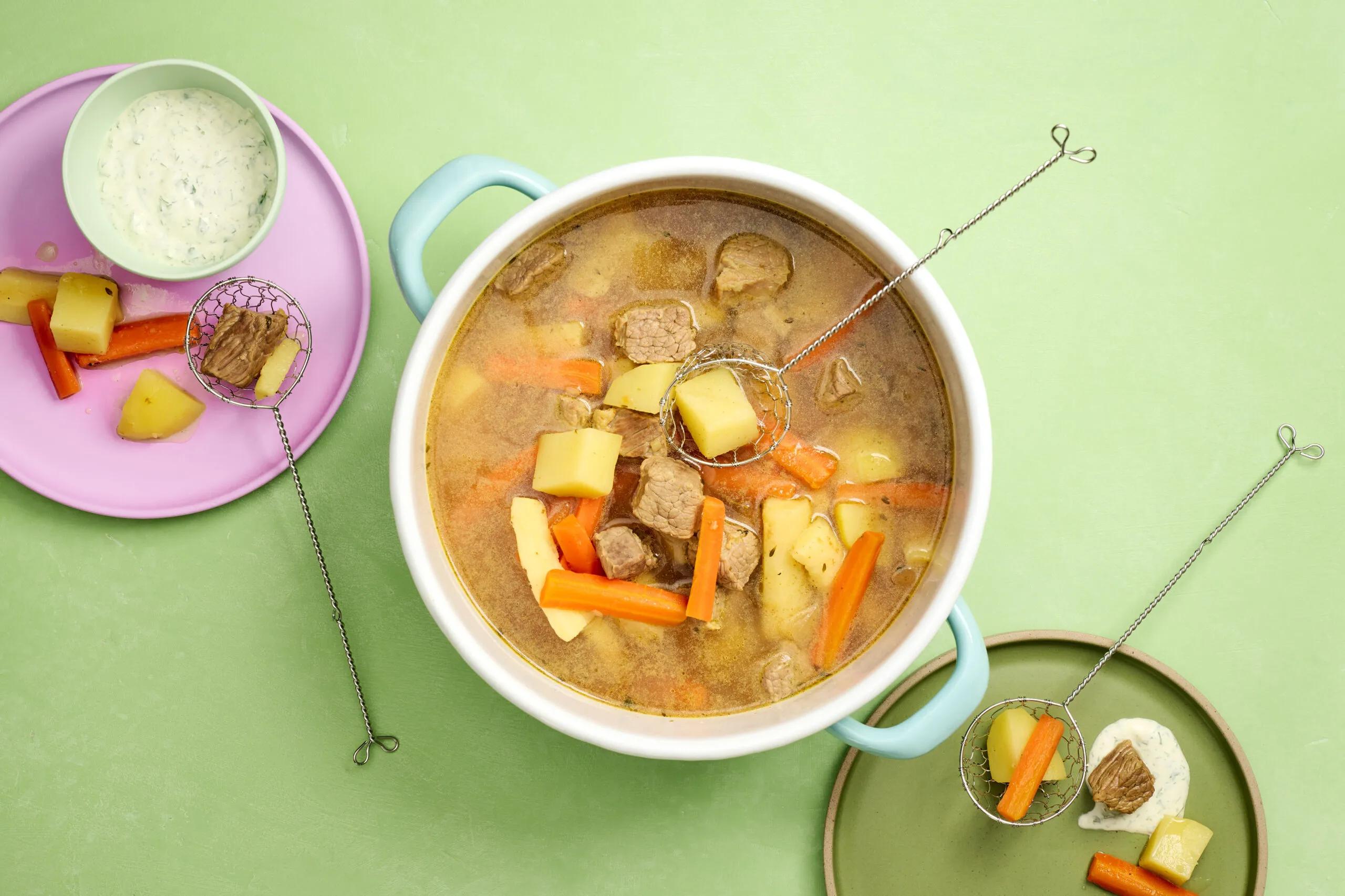 Siedfleisch-Pot, Schwierigkeitsgrad ${SCHWIERIGKEITSGRAD}. Das fertige Gericht schön angerichtet und fotografiert aus Vogelperspektive (Food Fotografie). Serviervorschlag, Original Tiptopf Rezept, aus dem bekanntesten Kochbuch der Schweiz