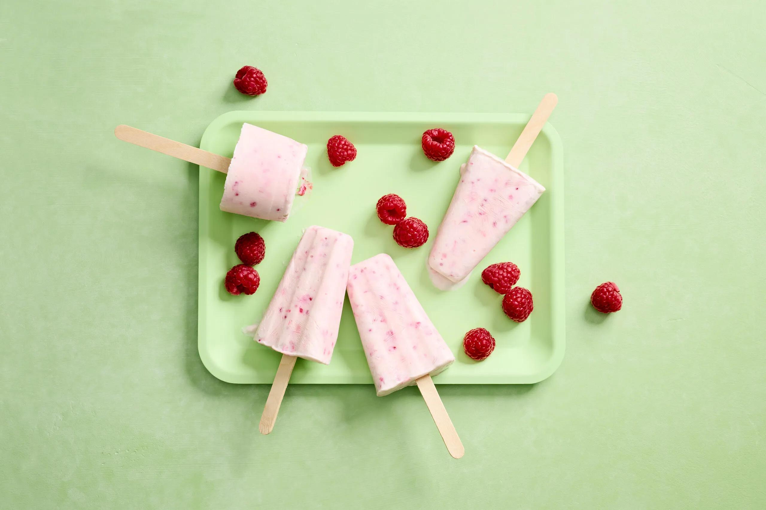 Joghurt-Glacestängel, Schwierigkeitsgrad ${SCHWIERIGKEITSGRAD}. Das fertige Gericht schön angerichtet und fotografiert aus Vogelperspektive (Food Fotografie). Serviervorschlag, Original Tiptopf Rezept, aus dem bekanntesten Kochbuch der Schweiz