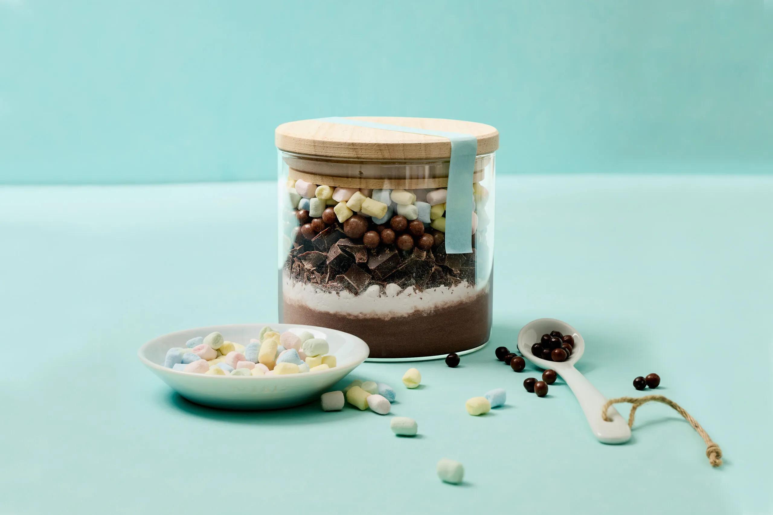 Heisse Schokolade im Glas, Schwierigkeitsgrad ${SCHWIERIGKEITSGRAD}. Das fertige Gericht schön angerichtet und fotografiert aus Vogelperspektive (Food Fotografie). Serviervorschlag, Original Tiptopf Rezept, aus dem bekanntesten Kochbuch der Schweiz