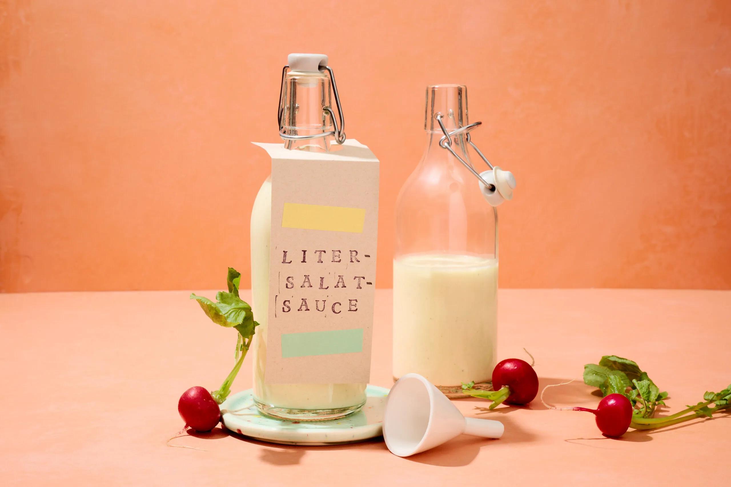 Liter-Salatsauce, Schwierigkeitsgrad ${SCHWIERIGKEITSGRAD}. Das fertige Gericht schön angerichtet und fotografiert aus Vogelperspektive (Food Fotografie). Serviervorschlag, Original Tiptopf Rezept, aus dem bekanntesten Kochbuch der Schweiz