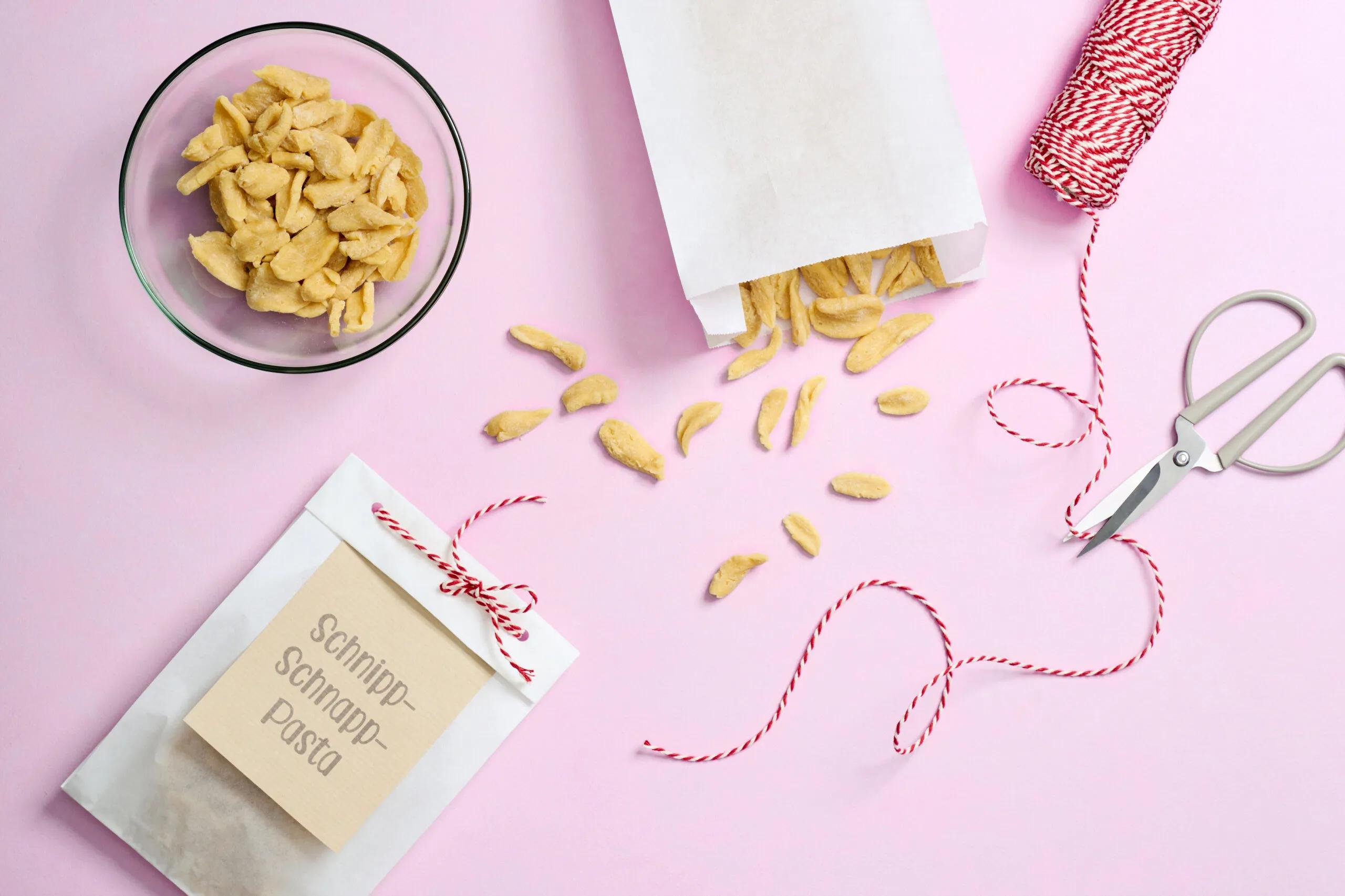 Schnipp-Schnapp-Pasta, Schwierigkeitsgrad ${SCHWIERIGKEITSGRAD}. Das fertige Gericht schön angerichtet und fotografiert aus Vogelperspektive (Food Fotografie). Serviervorschlag, Original Tiptopf Rezept, aus dem bekanntesten Kochbuch der Schweiz