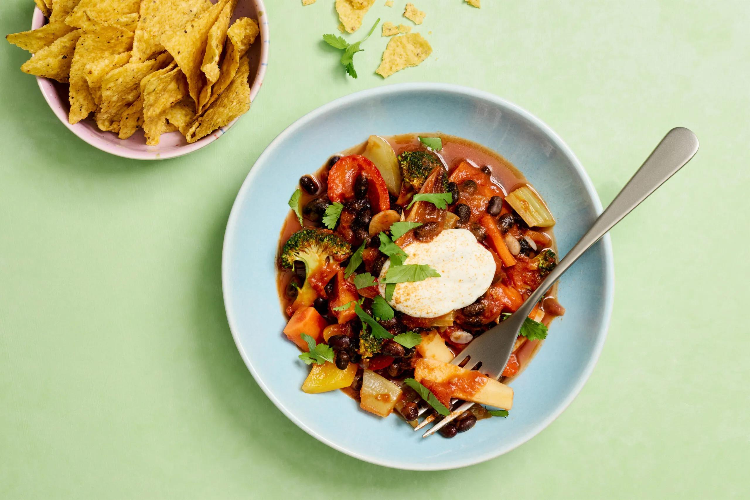 Chili, Schwierigkeitsgrad ${SCHWIERIGKEITSGRAD}. Das fertige Gericht schön angerichtet und fotografiert aus Vogelperspektive (Food Fotografie). Serviervorschlag, Original Tiptopf Rezept, aus dem bekanntesten Kochbuch der Schweiz