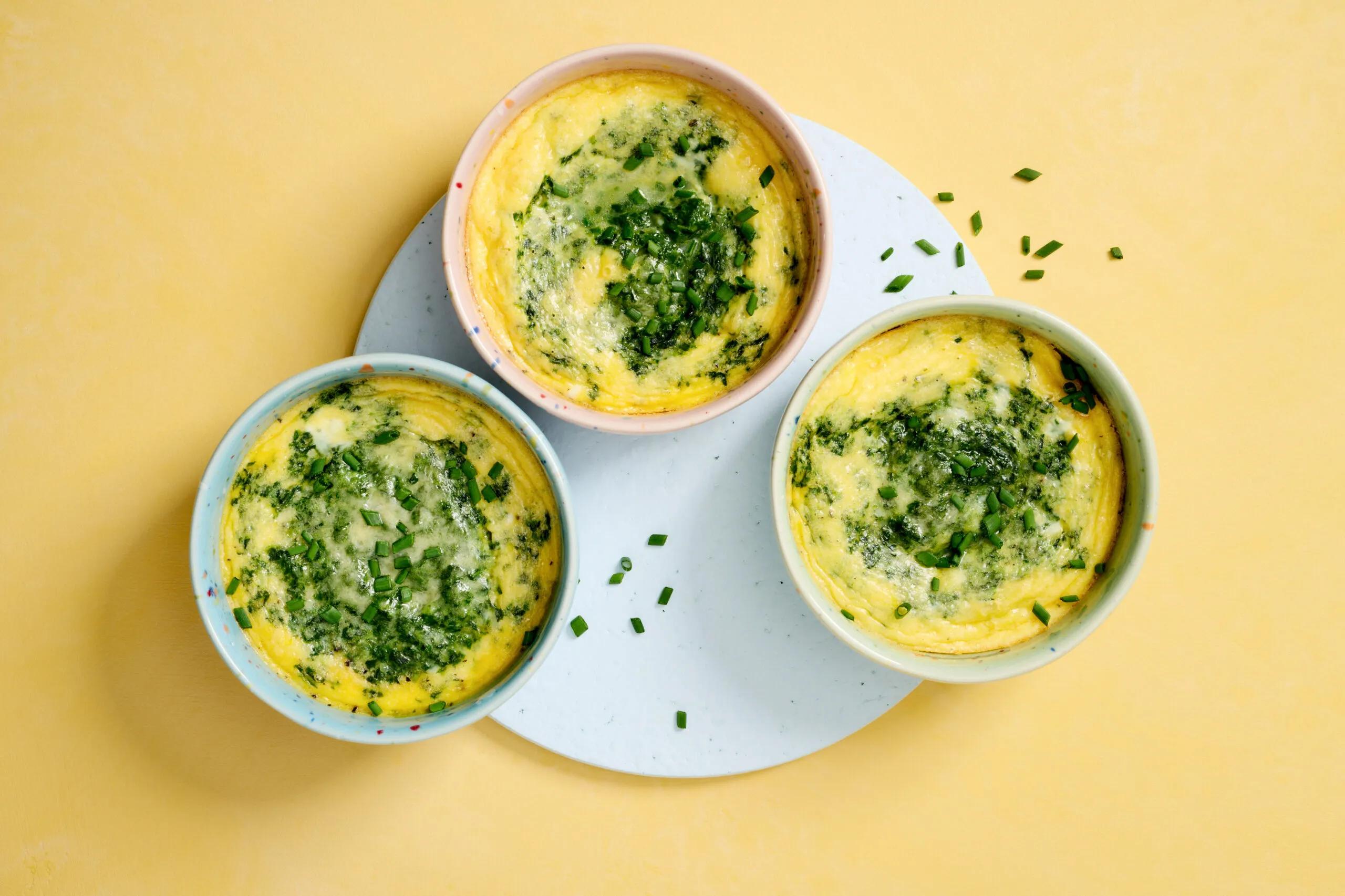 Rührei im Töpfchen, Schwierigkeitsgrad ${SCHWIERIGKEITSGRAD}. Das fertige Gericht schön angerichtet und fotografiert aus Vogelperspektive (Food Fotografie). Serviervorschlag, Original Tiptopf Rezept, aus dem bekanntesten Kochbuch der Schweiz