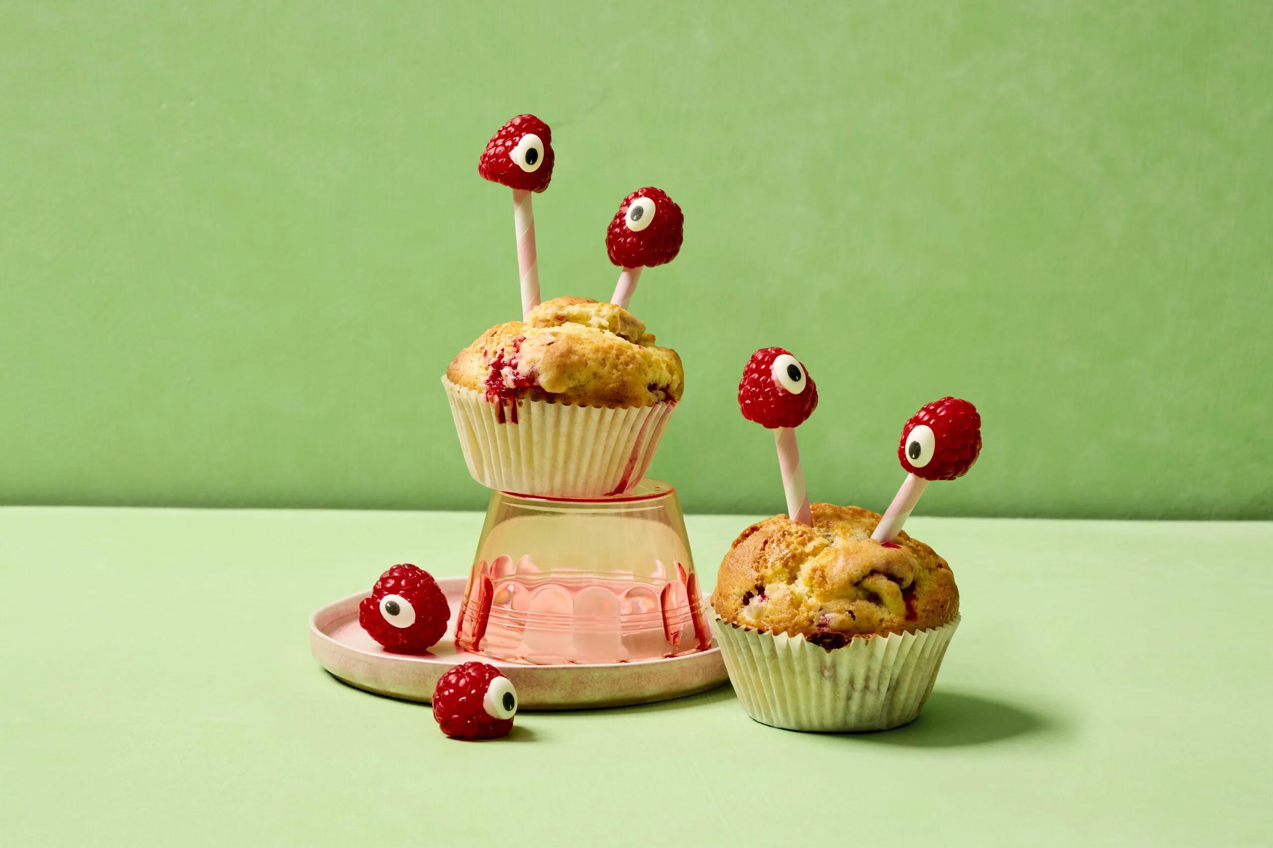 Himbeermuffins, Schwierigkeitsgrad ${SCHWIERIGKEITSGRAD}. Das fertige Gericht schön angerichtet und fotografiert aus Vogelperspektive (Food Fotografie). Serviervorschlag, Original Tiptopf Rezept, aus dem bekanntesten Kochbuch der Schweiz