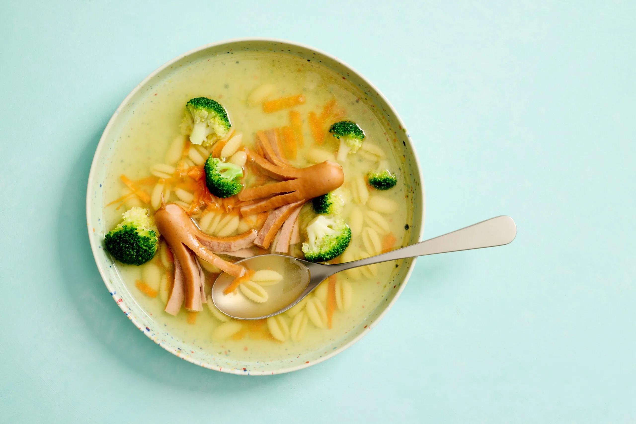 Oktopus-Bouillon, Schwierigkeitsgrad ${SCHWIERIGKEITSGRAD}. Das fertige Gericht schön angerichtet und fotografiert aus Vogelperspektive (Food Fotografie). Serviervorschlag, Original Tiptopf Rezept, aus dem bekanntesten Kochbuch der Schweiz