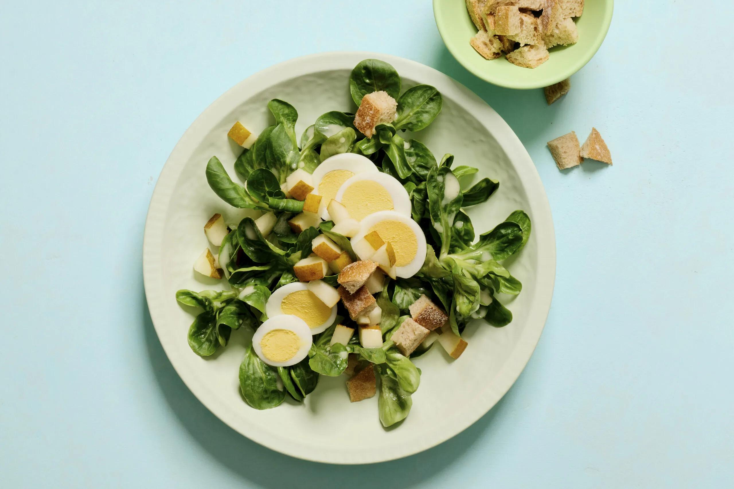Nüsslisalat, Schwierigkeitsgrad ${SCHWIERIGKEITSGRAD}. Das fertige Gericht schön angerichtet und fotografiert aus Vogelperspektive (Food Fotografie). Serviervorschlag, Original Tiptopf Rezept, aus dem bekanntesten Kochbuch der Schweiz