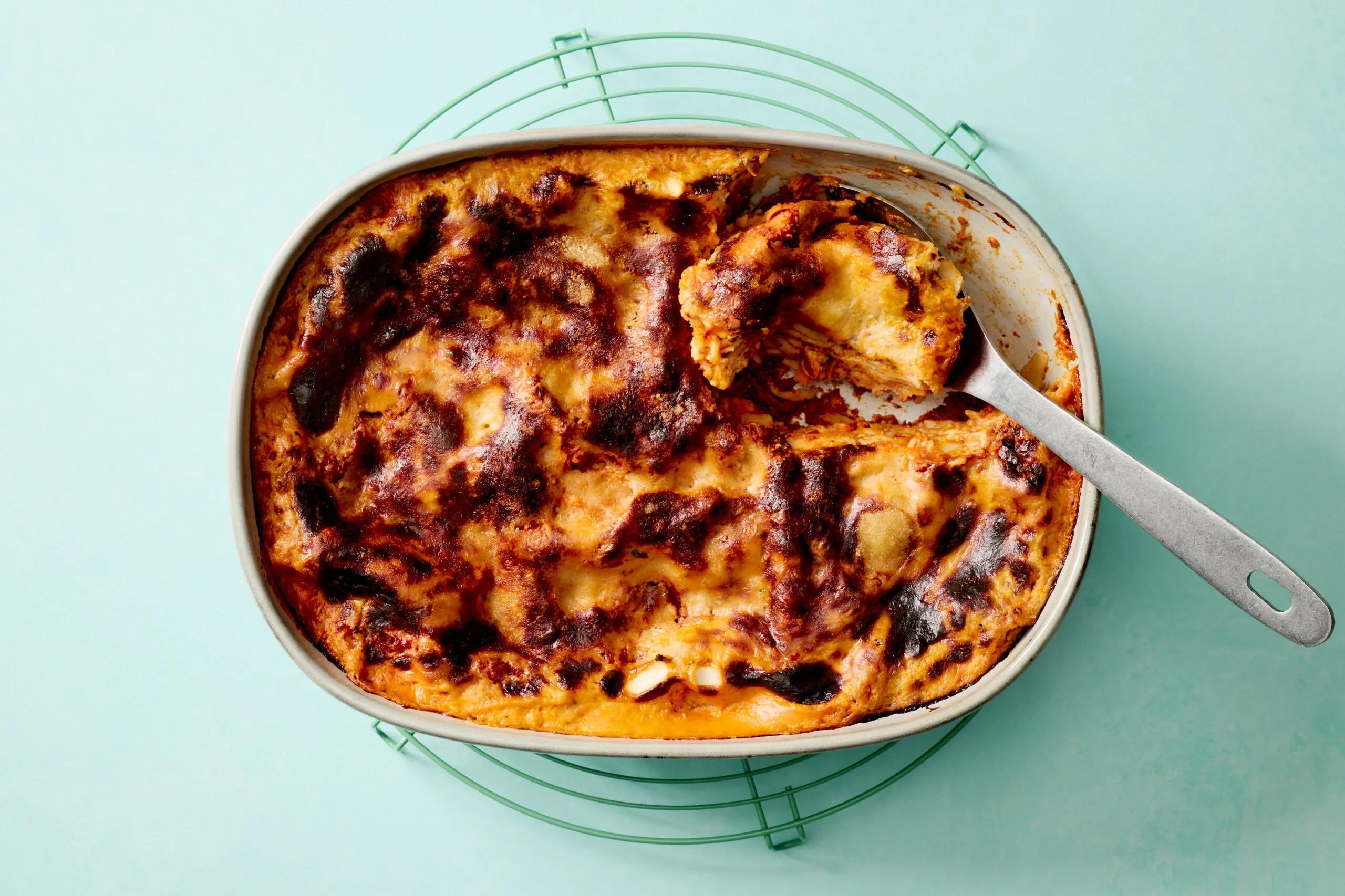 Blitzlasagne, Schwierigkeitsgrad ${SCHWIERIGKEITSGRAD}. Das fertige Gericht schön angerichtet und fotografiert aus Vogelperspektive (Food Fotografie). Serviervorschlag, Original Tiptopf Rezept, aus dem bekanntesten Kochbuch der Schweiz