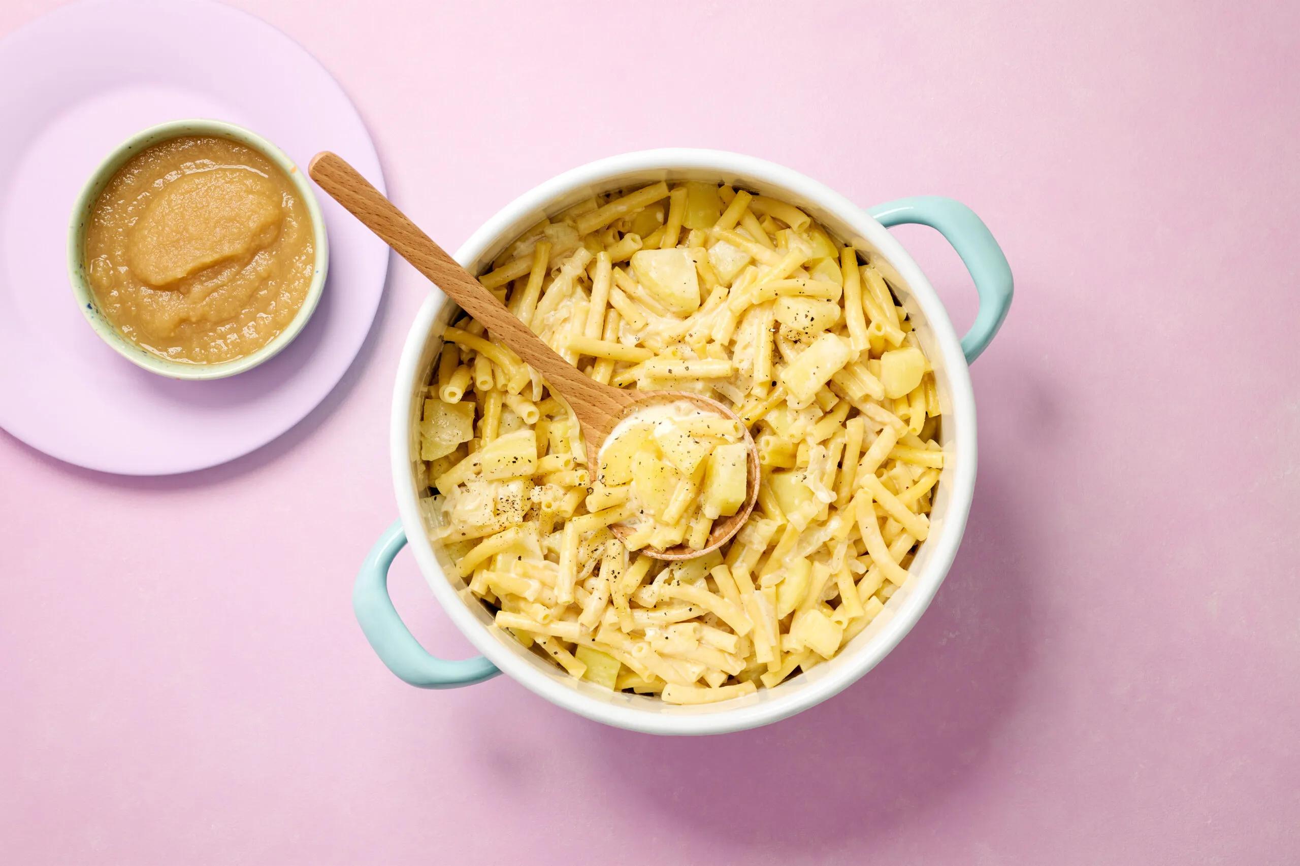 Hindersi-Magronen, Schwierigkeitsgrad ${SCHWIERIGKEITSGRAD}. Das fertige Gericht schön angerichtet und fotografiert aus Vogelperspektive (Food Fotografie). Serviervorschlag, Original Tiptopf Rezept, aus dem bekanntesten Kochbuch der Schweiz