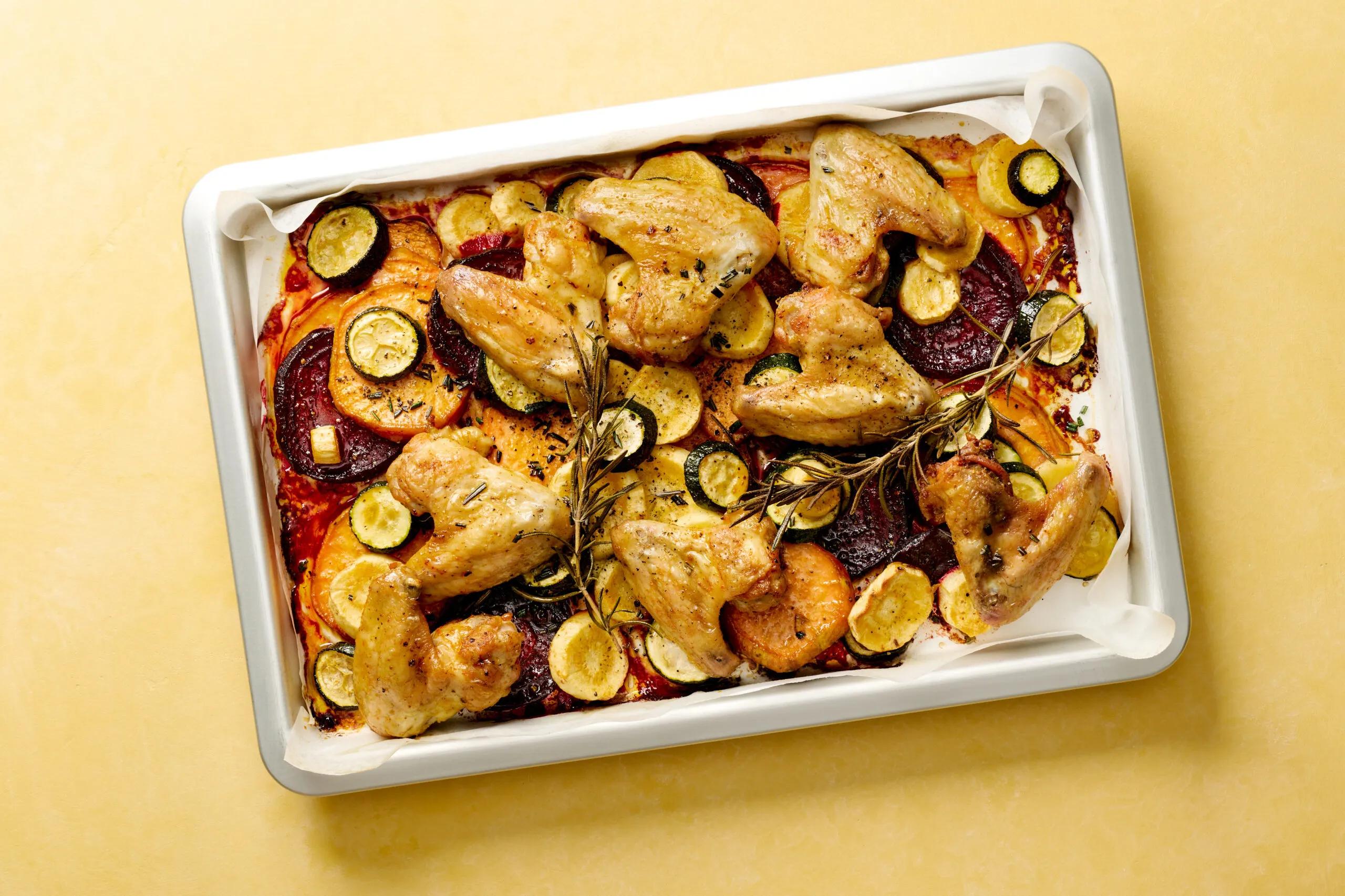 Poulet-Gemüse-Blech, Schwierigkeitsgrad ${SCHWIERIGKEITSGRAD}. Das fertige Gericht schön angerichtet und fotografiert aus Vogelperspektive (Food Fotografie). Serviervorschlag, Original Tiptopf Rezept, aus dem bekanntesten Kochbuch der Schweiz