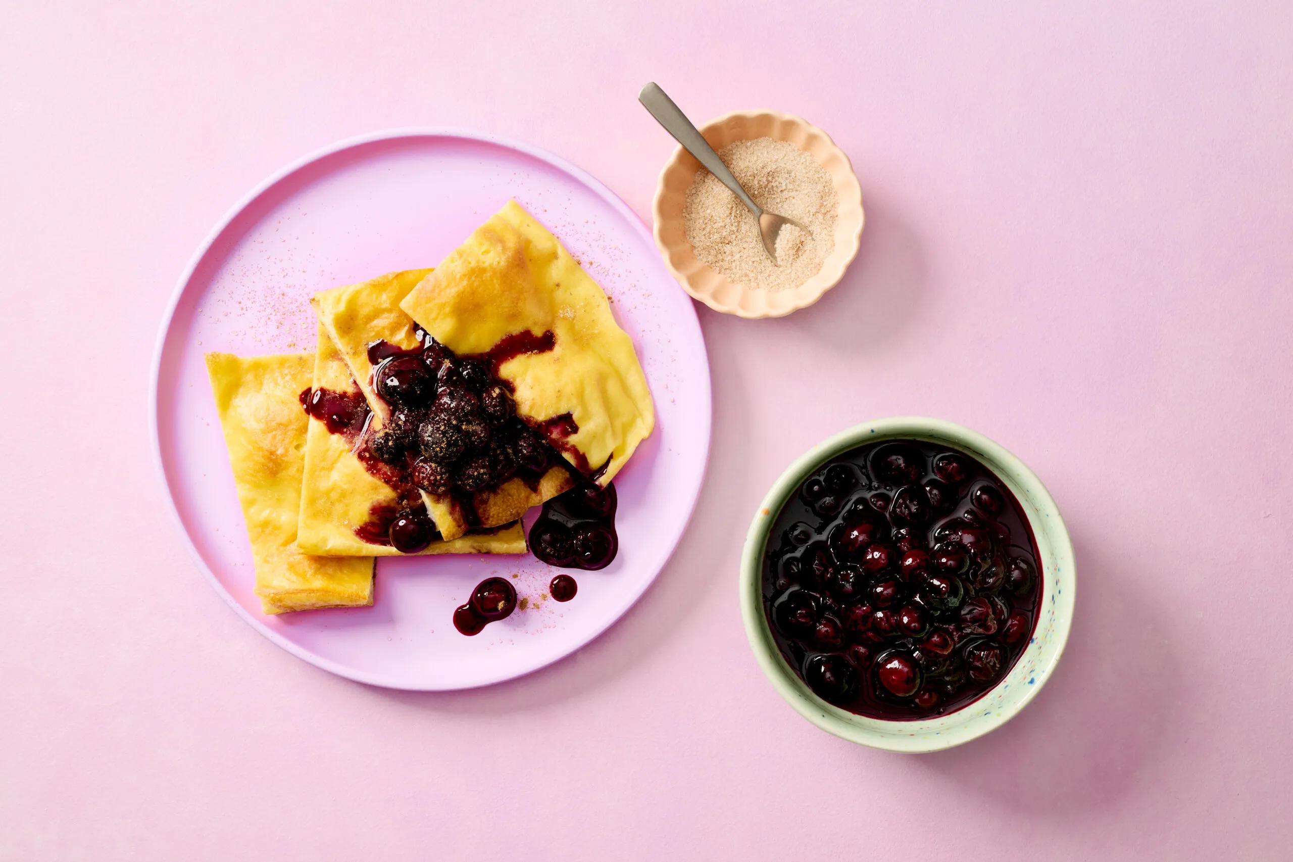 Blechomeletten, Schwierigkeitsgrad ${SCHWIERIGKEITSGRAD}. Das fertige Gericht schön angerichtet und fotografiert aus Vogelperspektive (Food Fotografie). Serviervorschlag, Original Tiptopf Rezept, aus dem bekanntesten Kochbuch der Schweiz
