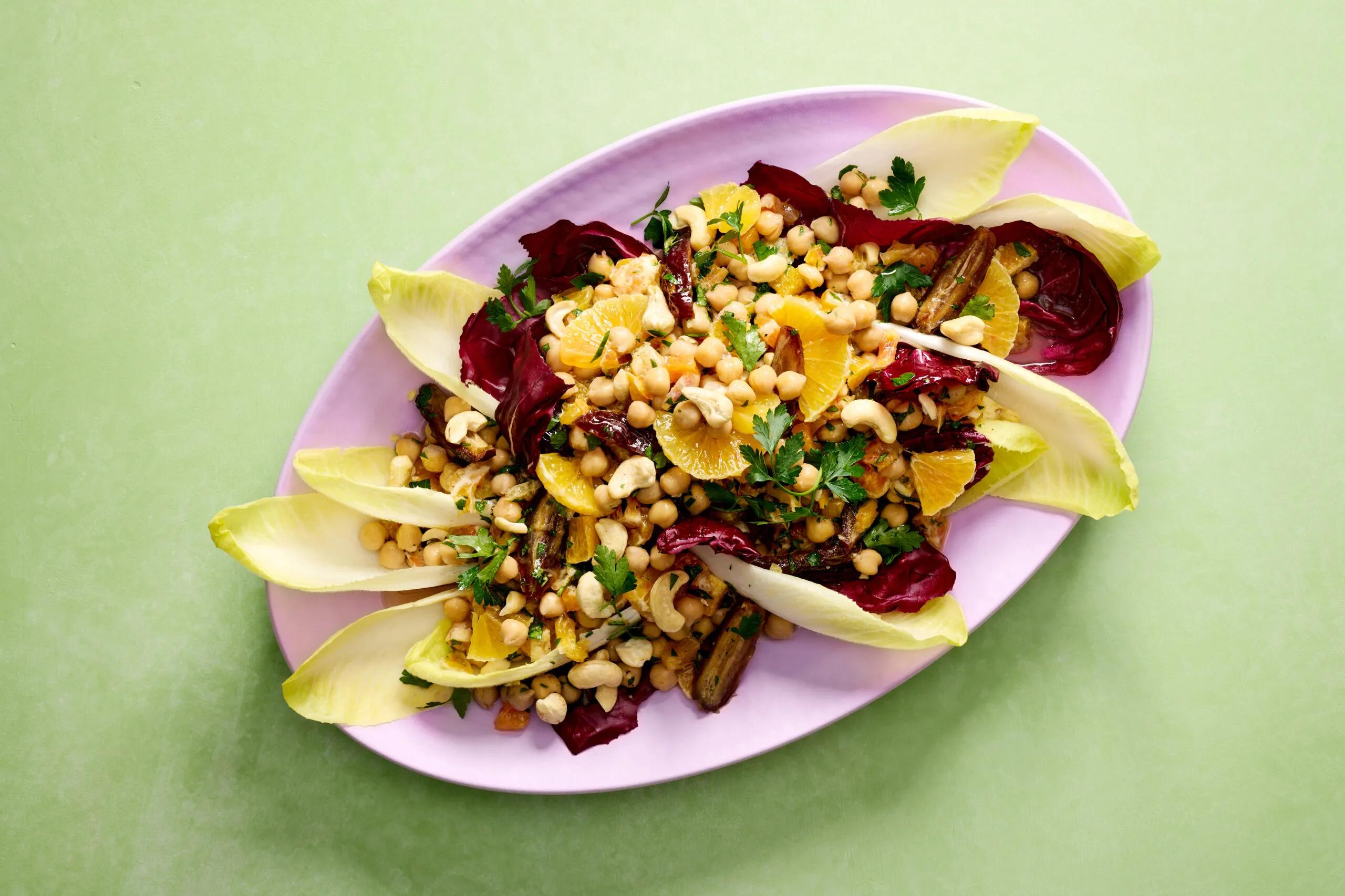 Kichererbsensalat, Schwierigkeitsgrad ${SCHWIERIGKEITSGRAD}. Das fertige Gericht schön angerichtet und fotografiert aus Vogelperspektive (Food Fotografie). Serviervorschlag, Original Tiptopf Rezept, aus dem bekanntesten Kochbuch der Schweiz