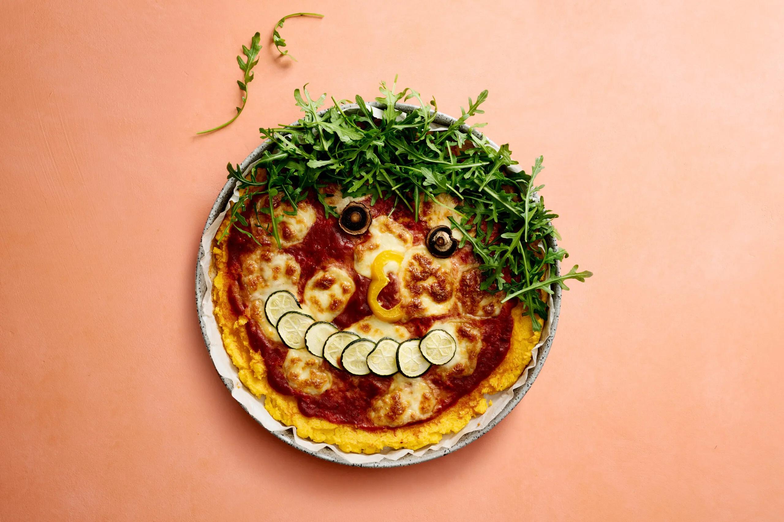 Polenta-Pizza, Schwierigkeitsgrad ${SCHWIERIGKEITSGRAD}. Das fertige Gericht schön angerichtet und fotografiert aus Vogelperspektive (Food Fotografie). Serviervorschlag, Original Tiptopf Rezept, aus dem bekanntesten Kochbuch der Schweiz