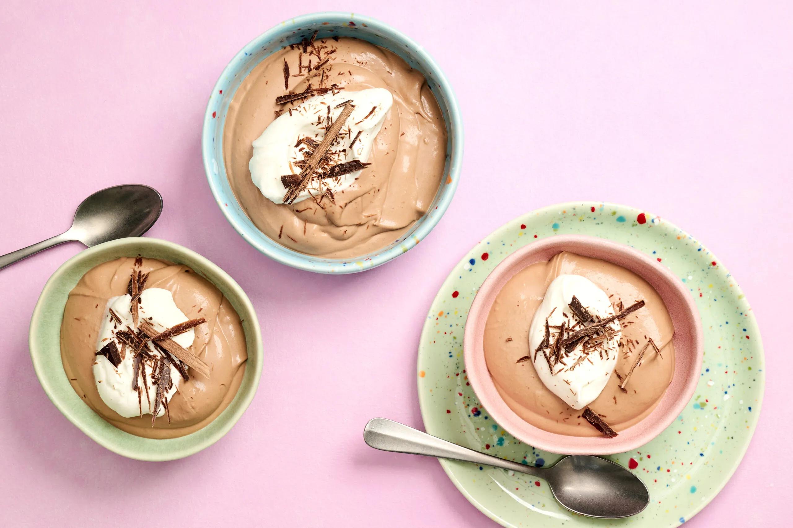 Schokoladenmousse, Schwierigkeitsgrad ${SCHWIERIGKEITSGRAD}. Das fertige Gericht schön angerichtet und fotografiert aus Vogelperspektive (Food Fotografie). Serviervorschlag, Original Tiptopf Rezept, aus dem bekanntesten Kochbuch der Schweiz