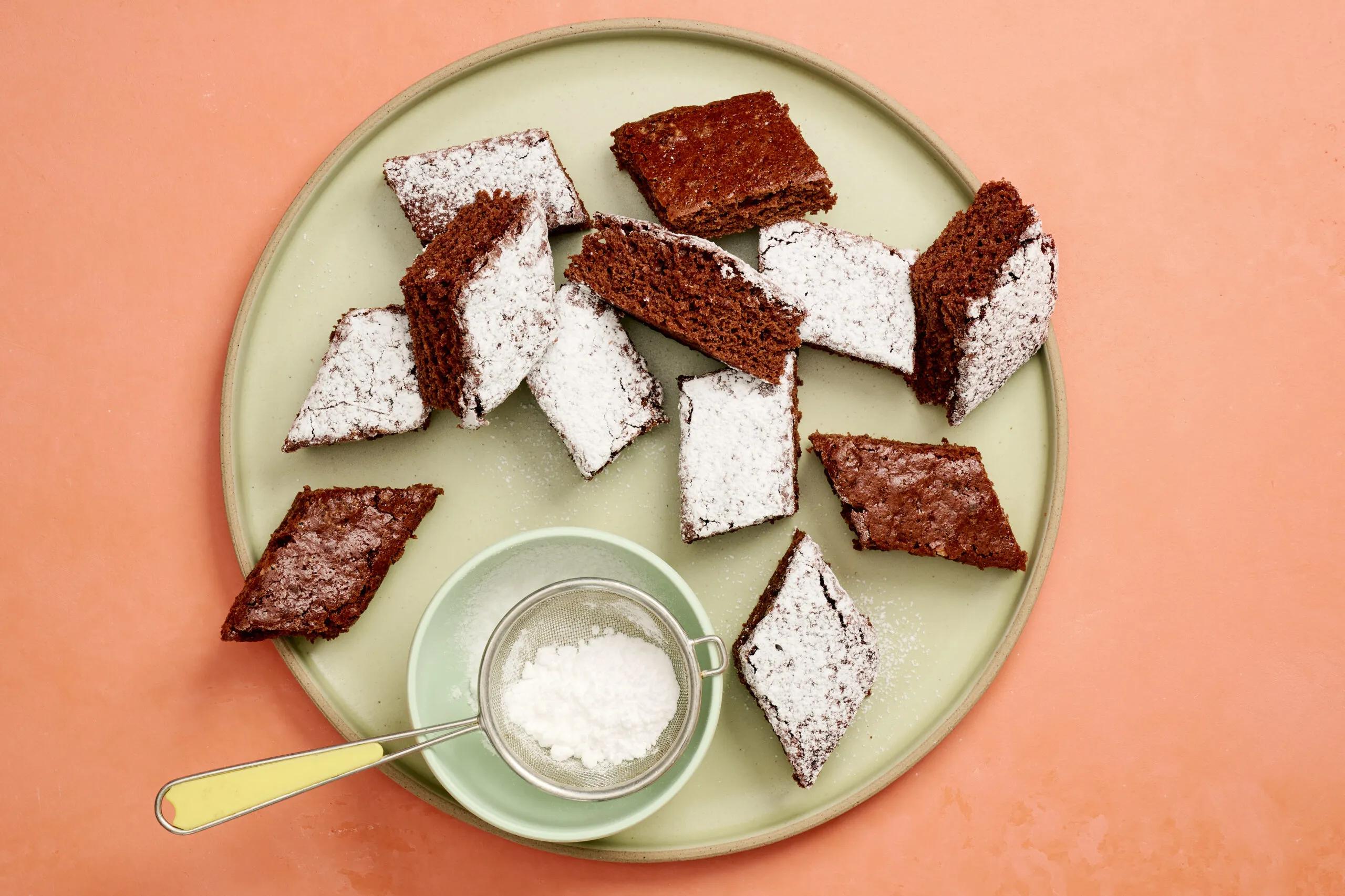 Lebkuchen, Schwierigkeitsgrad ${SCHWIERIGKEITSGRAD}. Das fertige Gericht schön angerichtet und fotografiert aus Vogelperspektive (Food Fotografie). Serviervorschlag, Original Tiptopf Rezept, aus dem bekanntesten Kochbuch der Schweiz