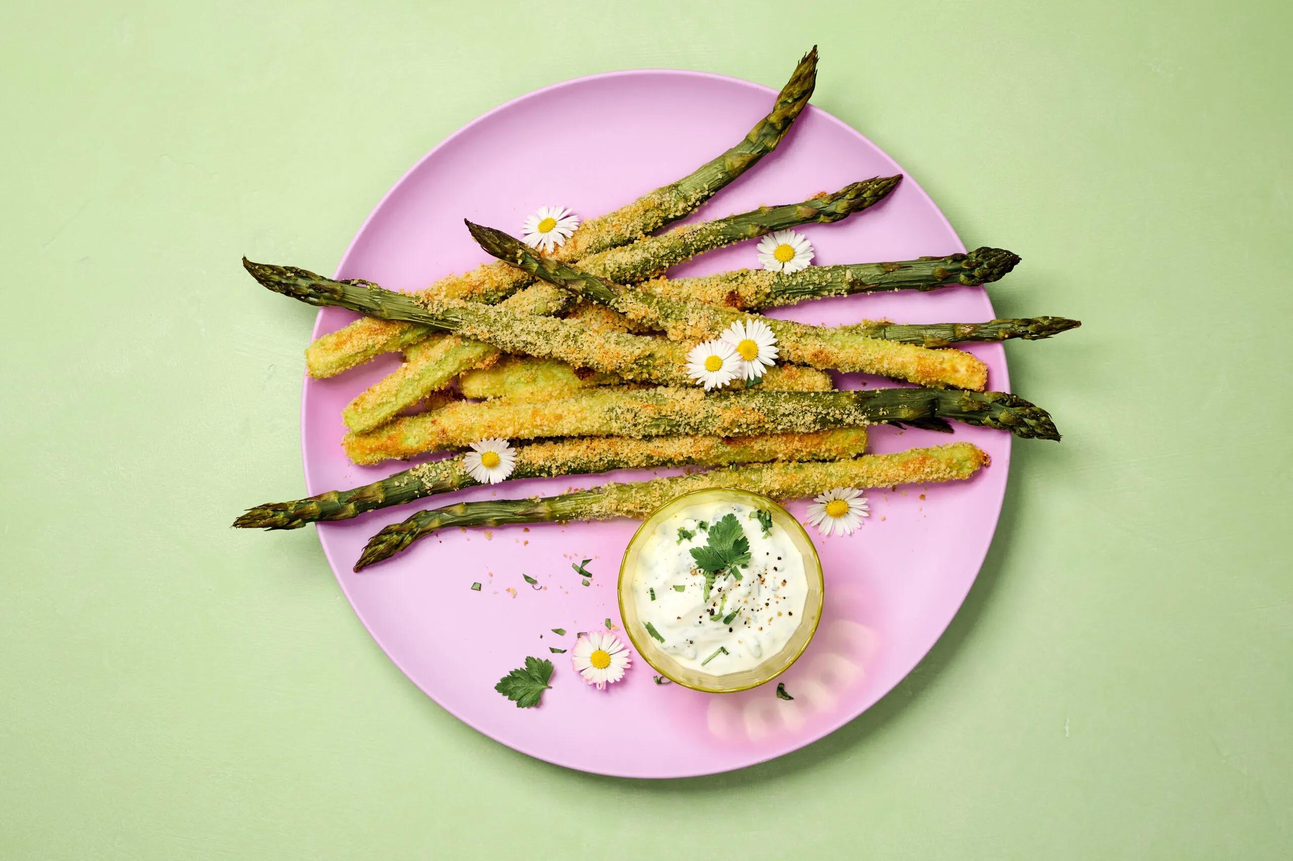 Spargelpommes, Schwierigkeitsgrad ${SCHWIERIGKEITSGRAD}. Das fertige Gericht schön angerichtet und fotografiert aus Vogelperspektive (Food Fotografie). Serviervorschlag, Original Tiptopf Rezept, aus dem bekanntesten Kochbuch der Schweiz
