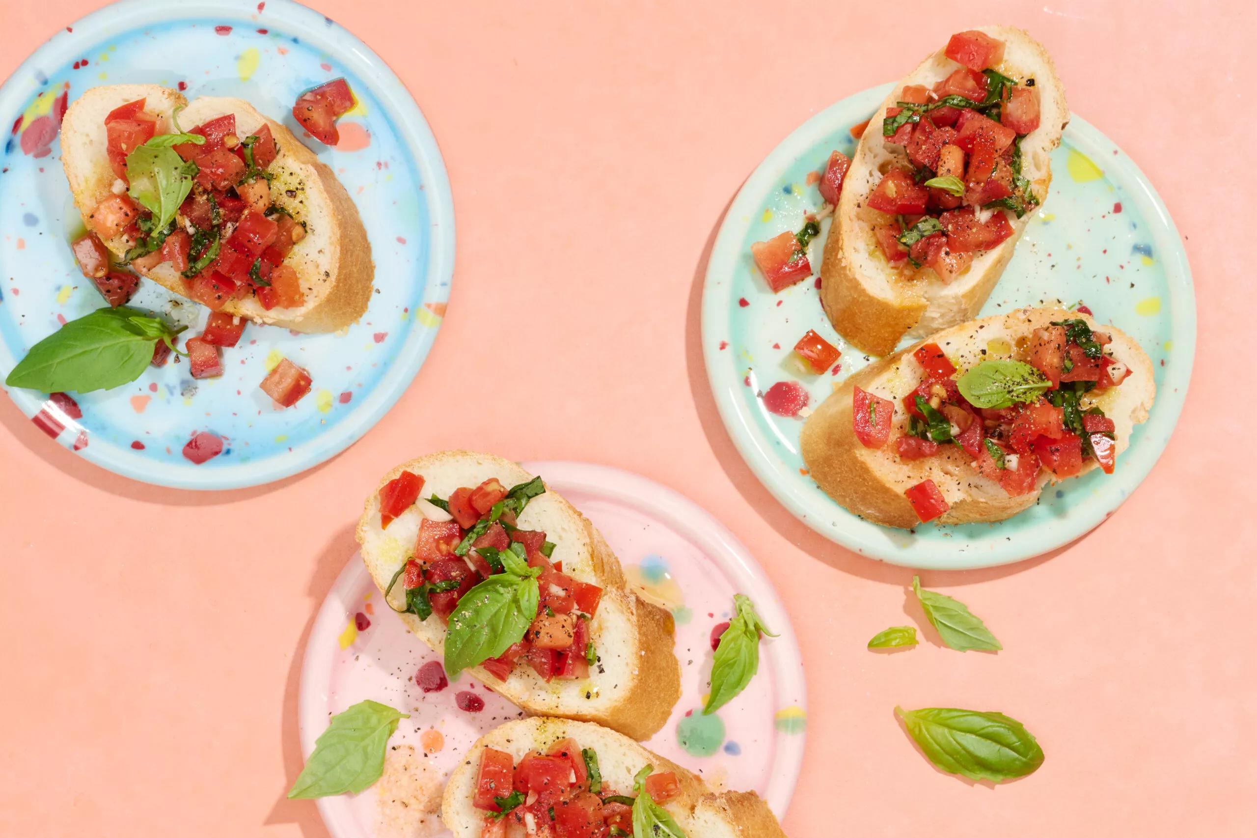 Bruschetta, Schwierigkeitsgrad ${SCHWIERIGKEITSGRAD}. Das fertige Gericht schön angerichtet und fotografiert aus Vogelperspektive (Food Fotografie). Serviervorschlag, Original Tiptopf Rezept, aus dem bekanntesten Kochbuch der Schweiz